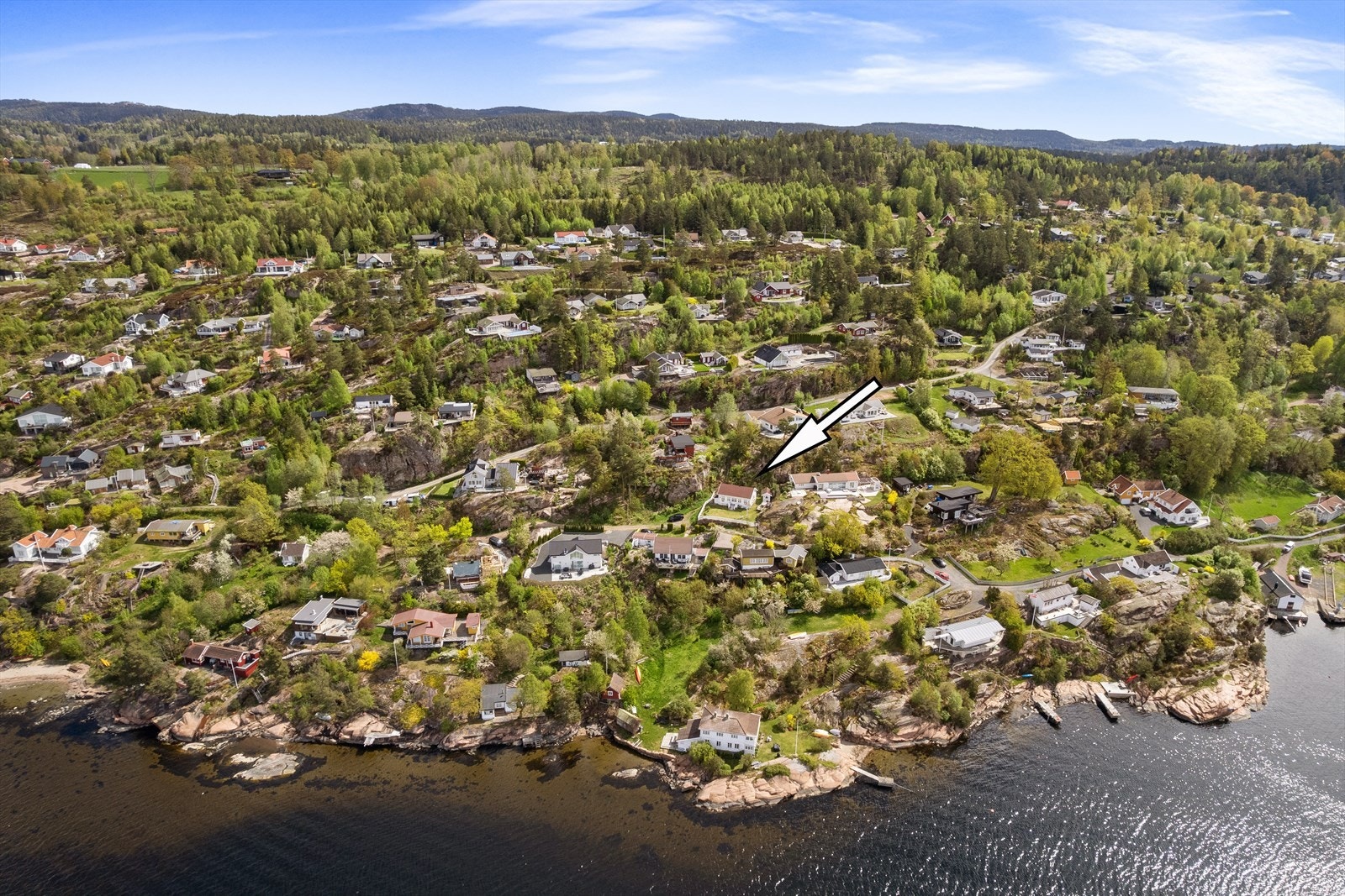 Området er kjent for sin lune sørlandsstemning, koselige smågater, hvitmalte trehus og maritime miljø Galleribilde
