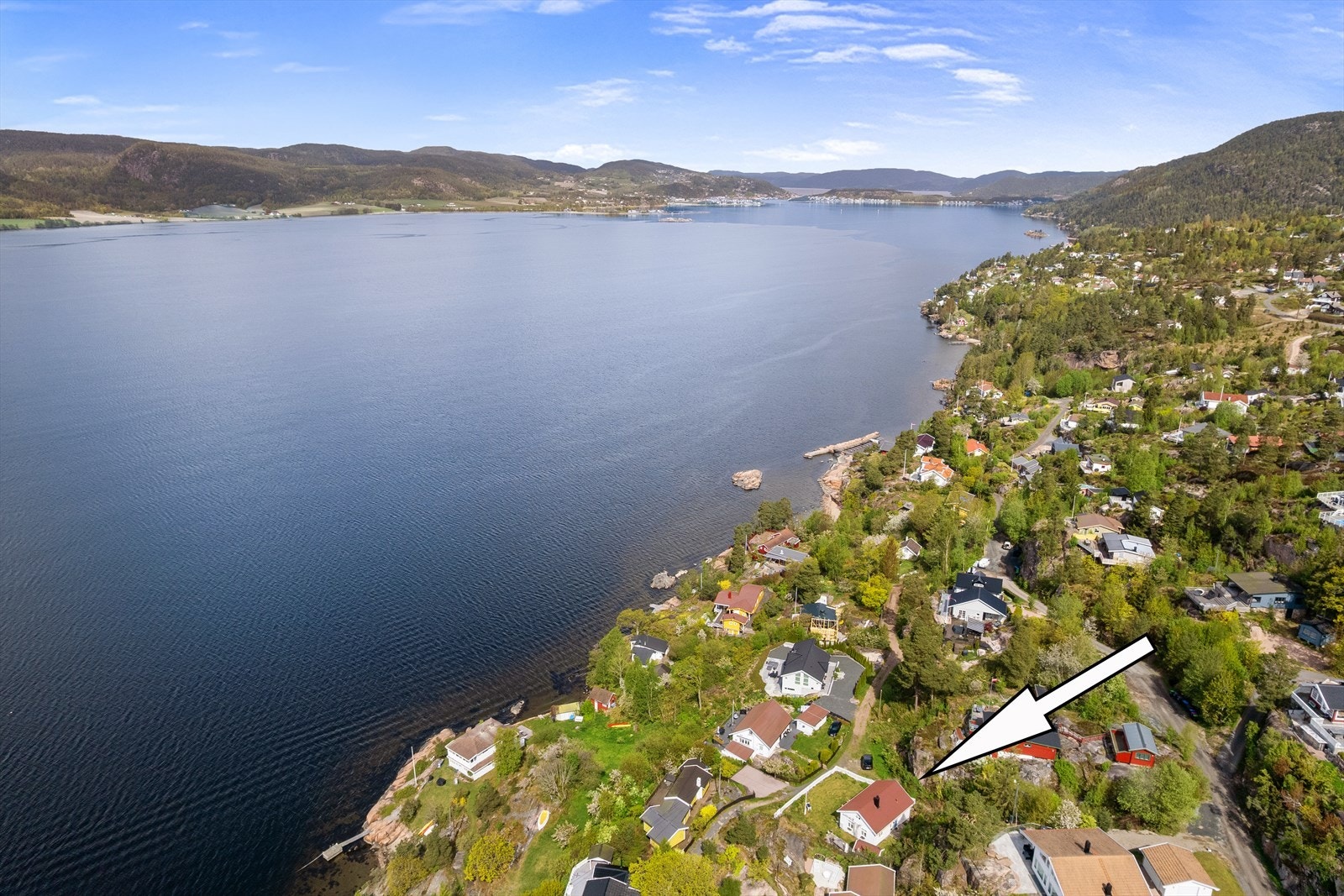 Fra eiendommen er det kort gange til både sjøen, sentrum og populære badeplasser Galleribilde