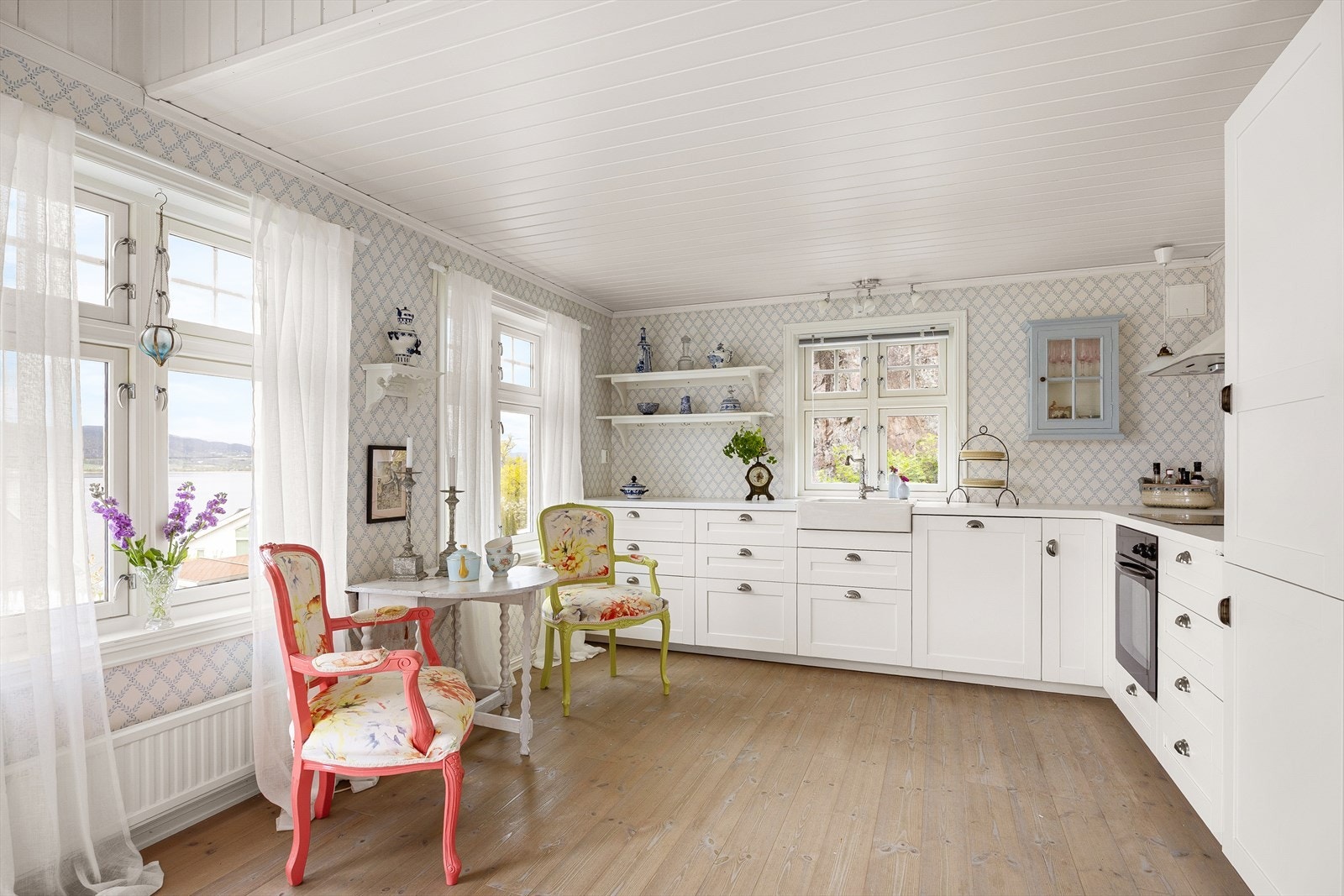 Pent og klassisk kjøkken fra Ikea med profilerte fronter og benkeplate i laminat Galleribilde