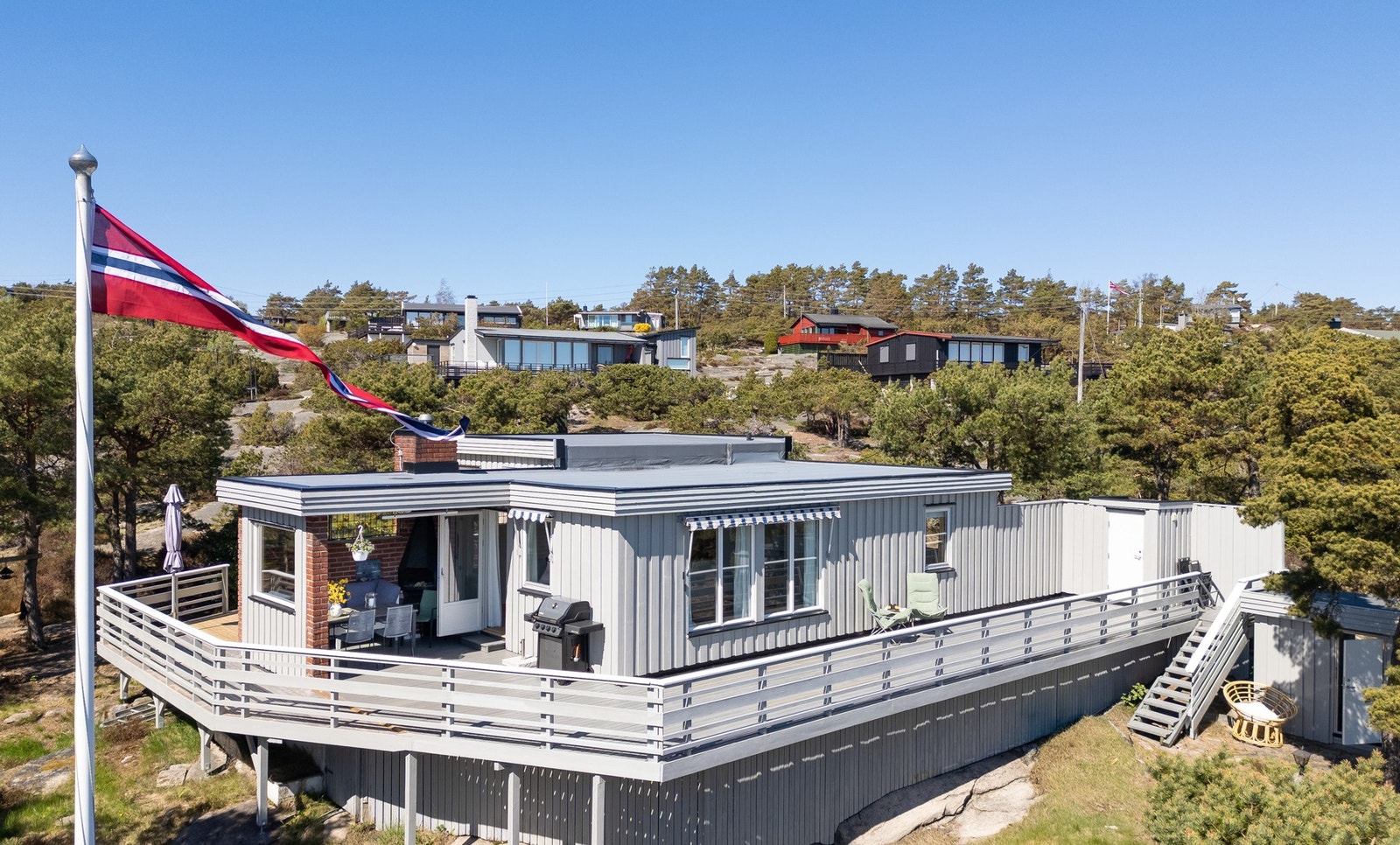 Romslig hytte med store, solrike uteplasser Galleribilde