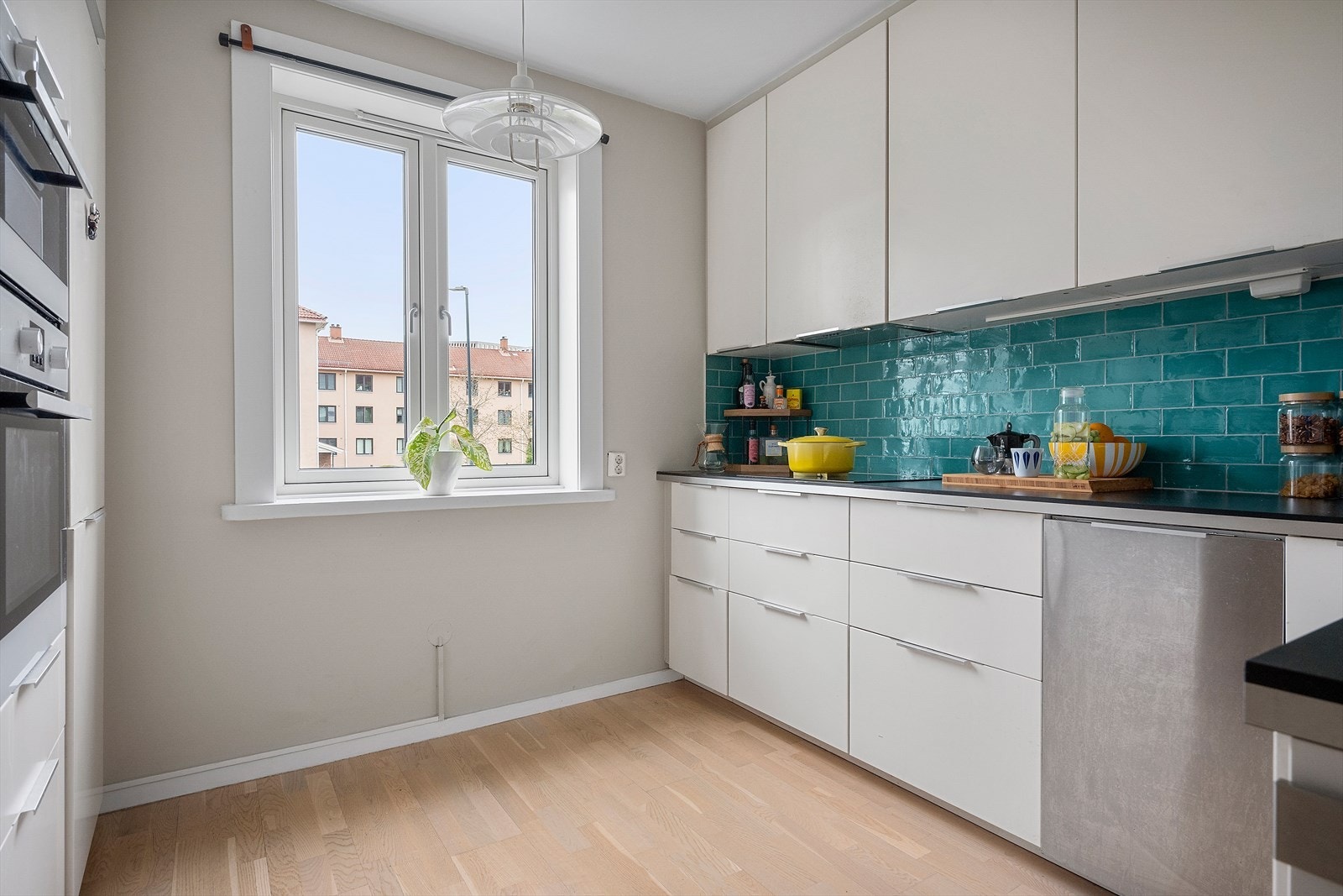 Kjøkkeninnredning med glatte fronter og benkeplate av laminat Galleribilde