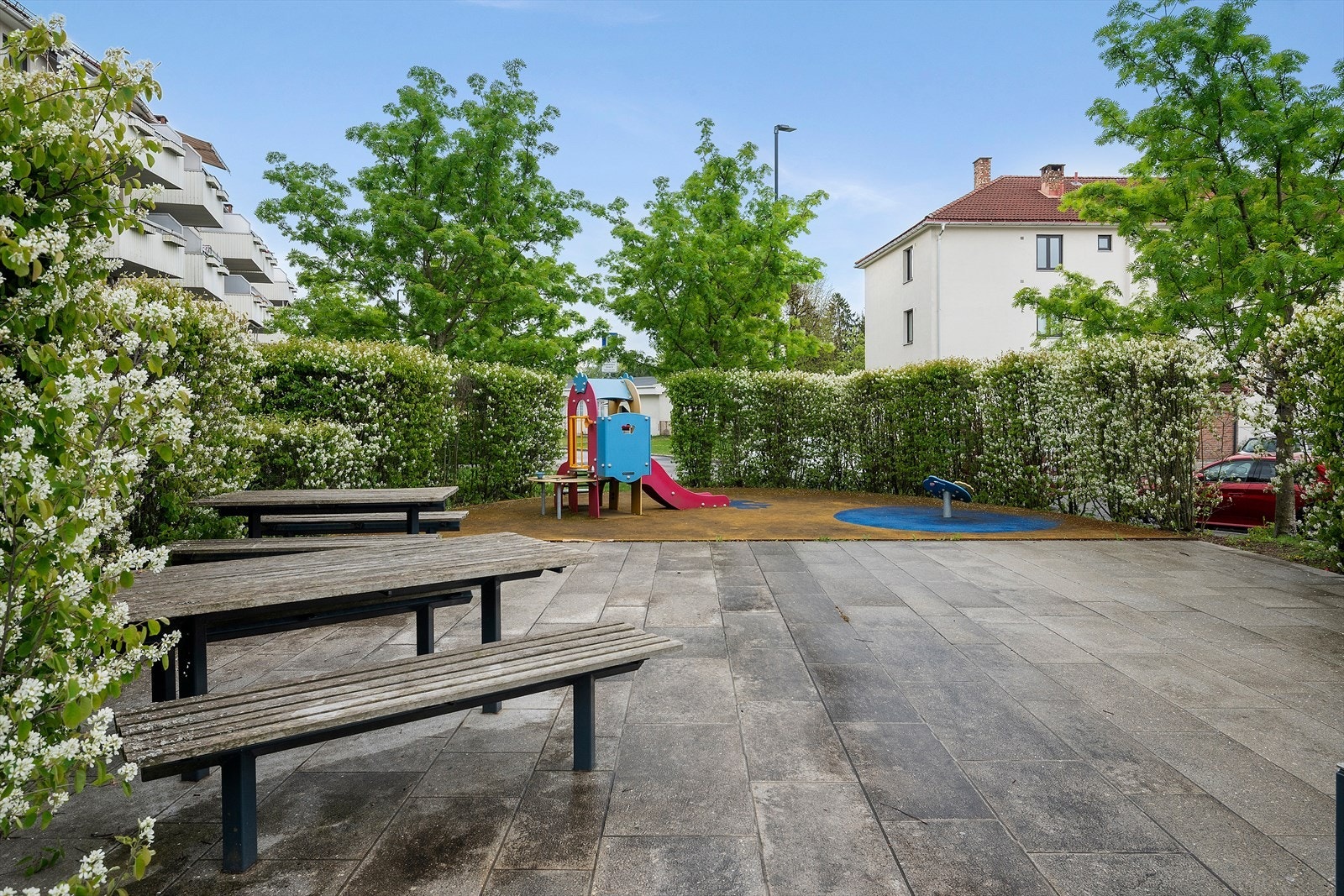 Felles uteområde med lekeplass og opparbeidede soner for beboerne Galleribilde