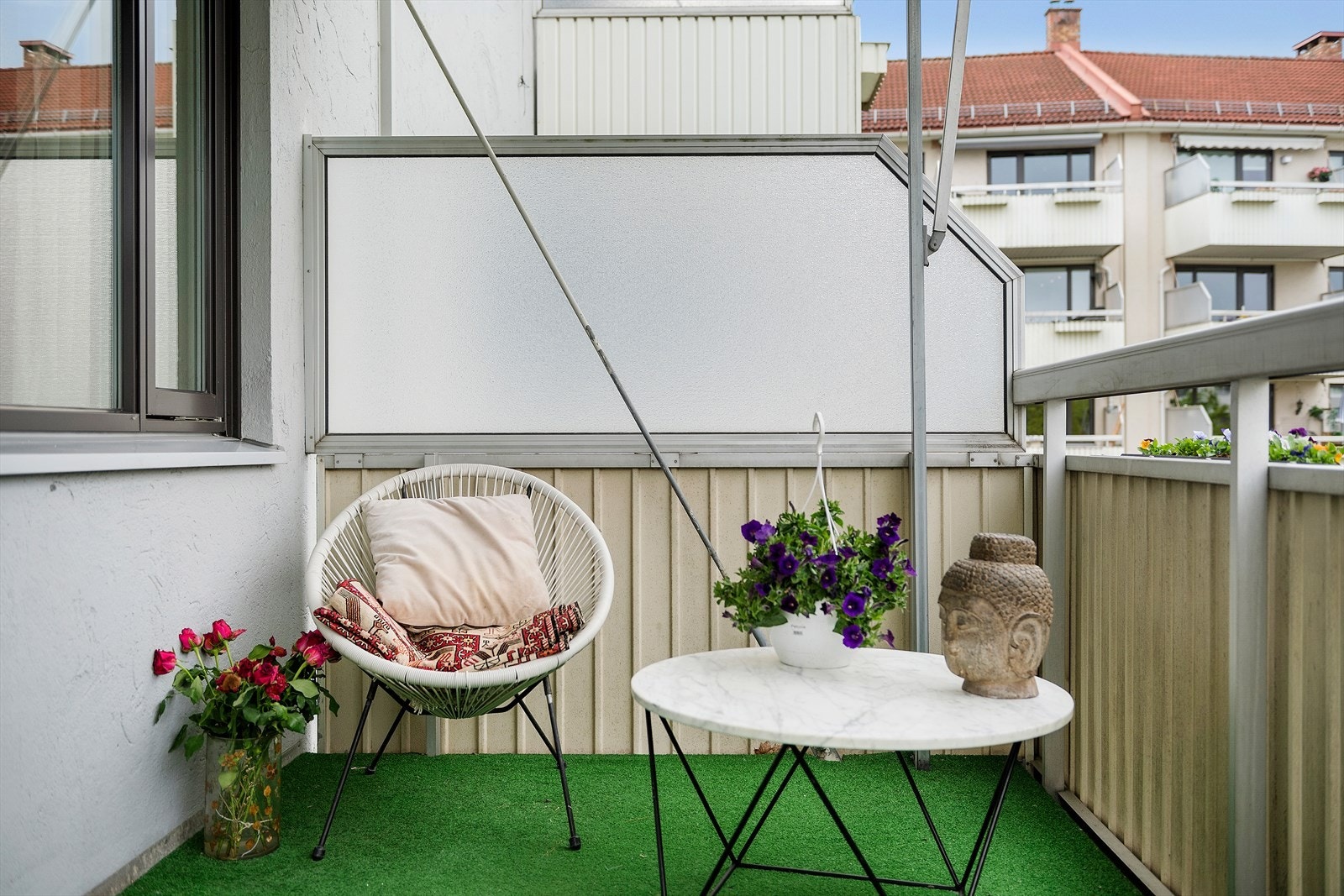 Balkongen har overbygg og utgang fra stuen Galleribilde