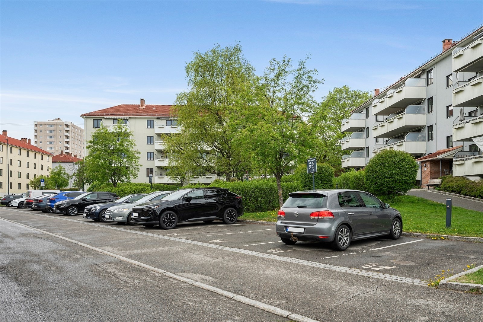 Parkering følger ikke leiligheten, men kan leies via styret etter ansiennitet Galleribilde