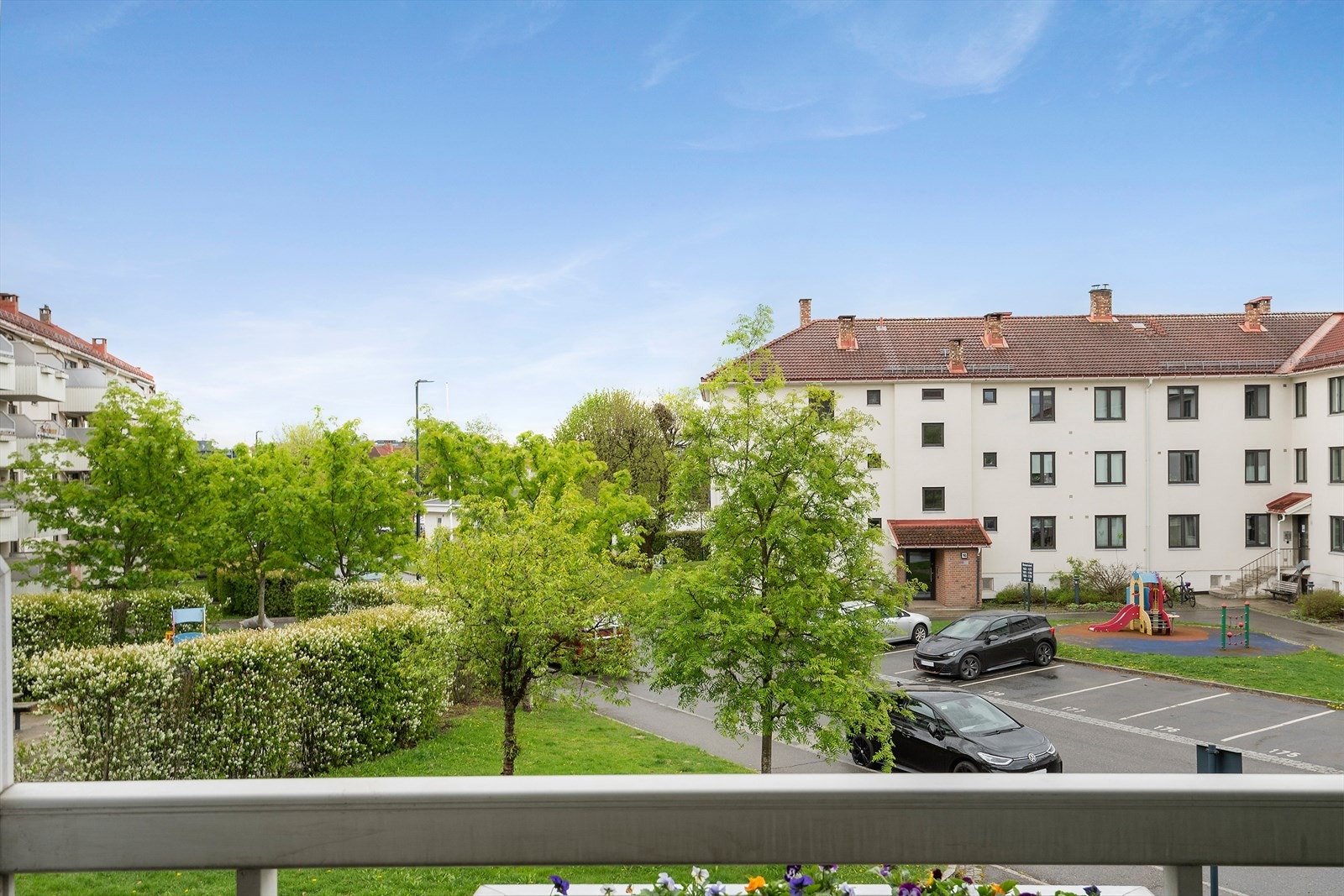Velkommen til Agmund Bolts vei 35! Balkong på 8 m² med plass til sittegruppe og grønt utsyn mot borettslagets fellesarealer. Foto: Diakrit Galleribilde