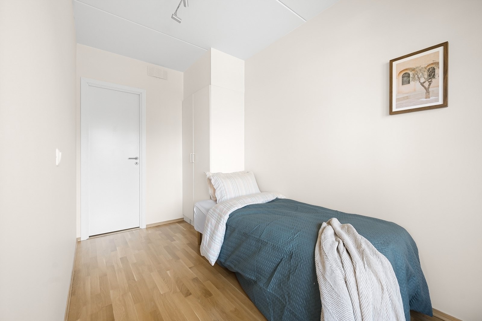 Det soverommet med adkomst fra stuen har tilknytning til den innvendige boden. Galleribilde