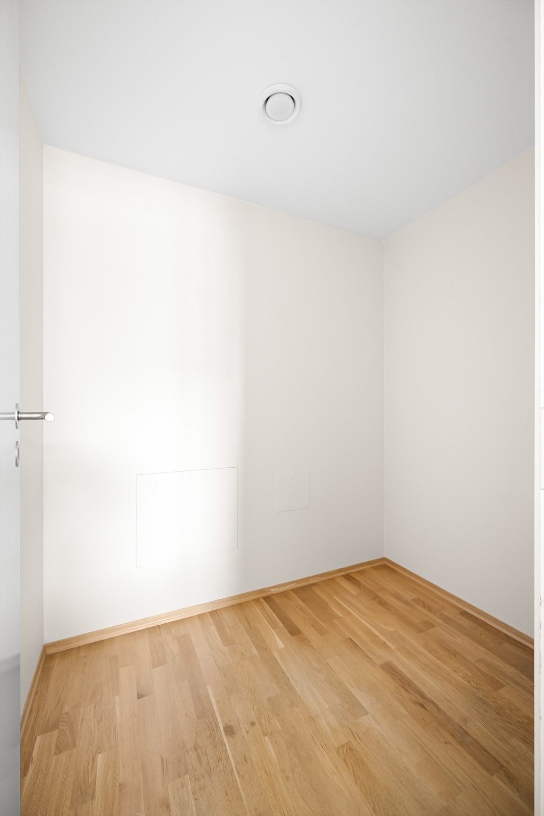 Her er det god plass til skap/kommode for ekstra oppbevaringsplass. I tillegg disponerer leiligheten en kjellerbod. Galleribilde