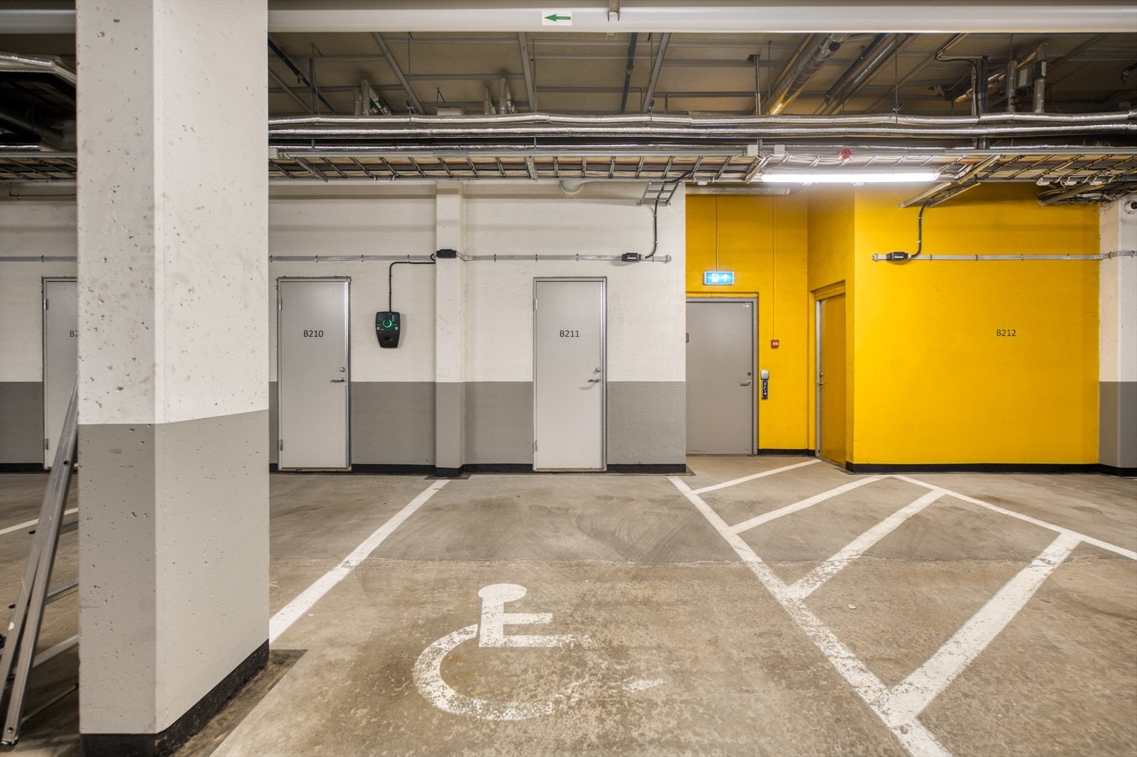 Parkering i felles garasjeanlegg medfølger leiligheten. Galleribilde