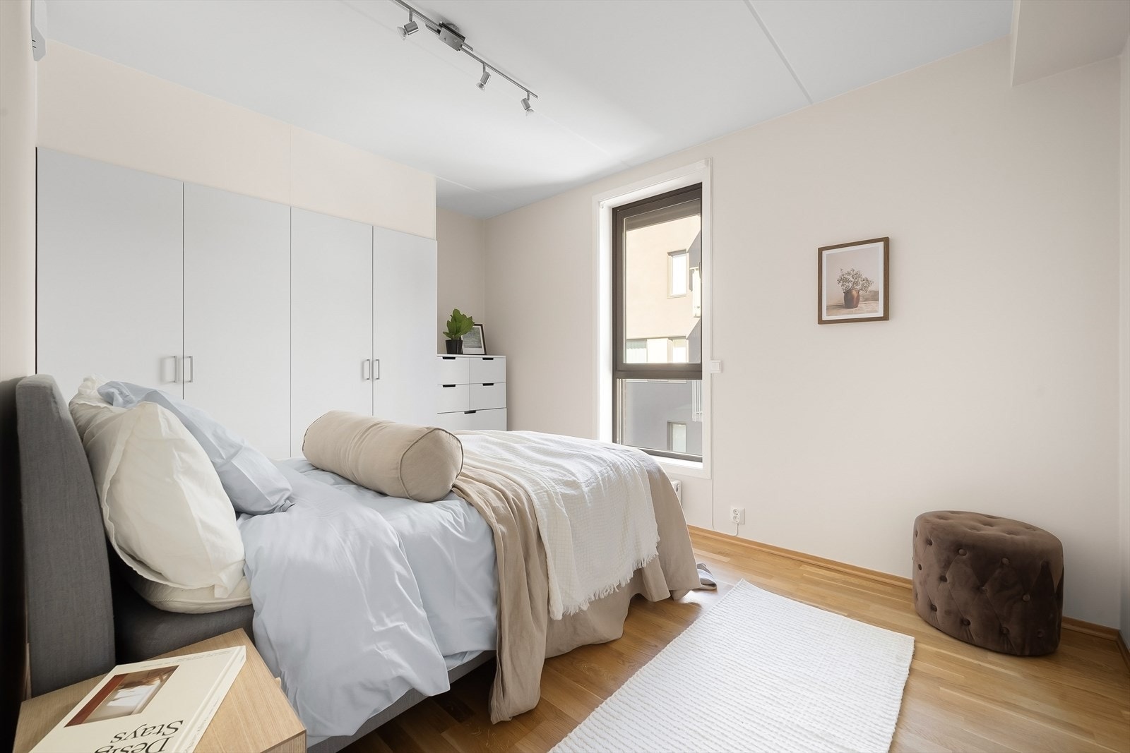 Det er innebygd skap og plass til kommode som sikrer godt med lagringsplass. Galleribilde