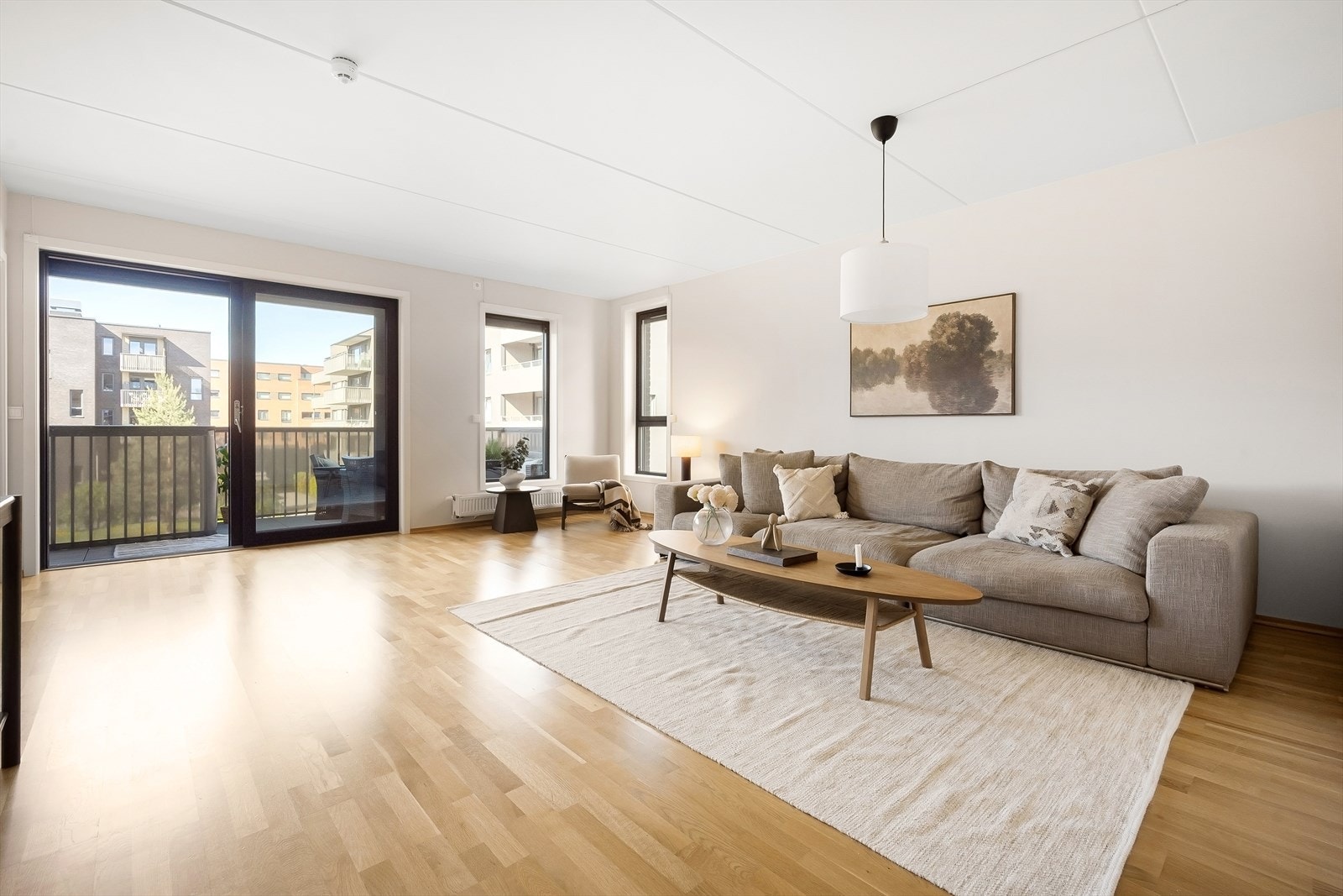 Kasper Hillås presenterer Hovinveien 37B! Foto: Martine Eren Jacobsen. Galleribilde