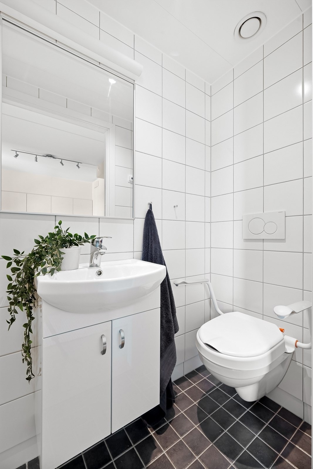 Badet har flislagte overflater, gulvvarme og downlights i himling. Galleribilde