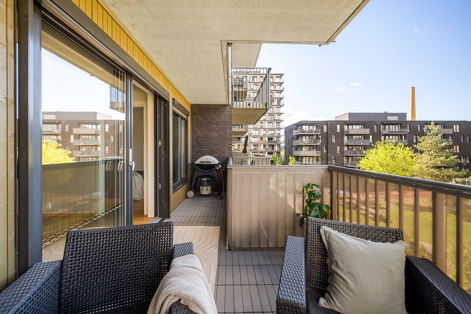 Her er det god plass til både sofagruppe og grill. Galleribilde