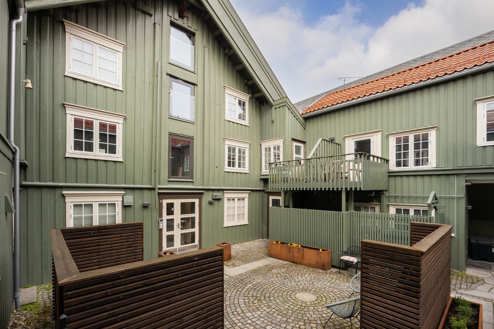 Skjermet plassert i bakgården av en renovert historisk bryggeeiendom rett ved Bakklandstorget og Gamle Bybro. Galleribilde