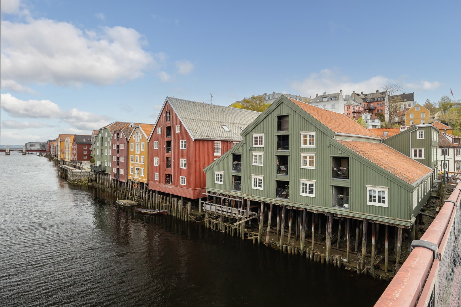 Utmerket plassering rett ved Gamle Bybro og Nidelva. Galleribilde