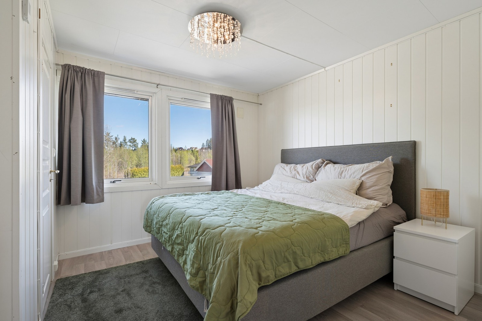 Hovedsoverommet er av god størrelse og har fin plass til seng og tilhørende nattbord. Galleribilde