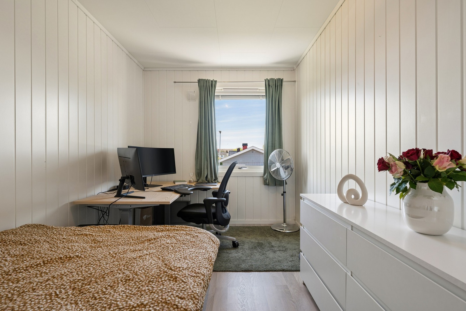 Soverom 2 passer utmerket som kontor, barnerom, gjesterom, eller til det du måtte ønske. Galleribilde