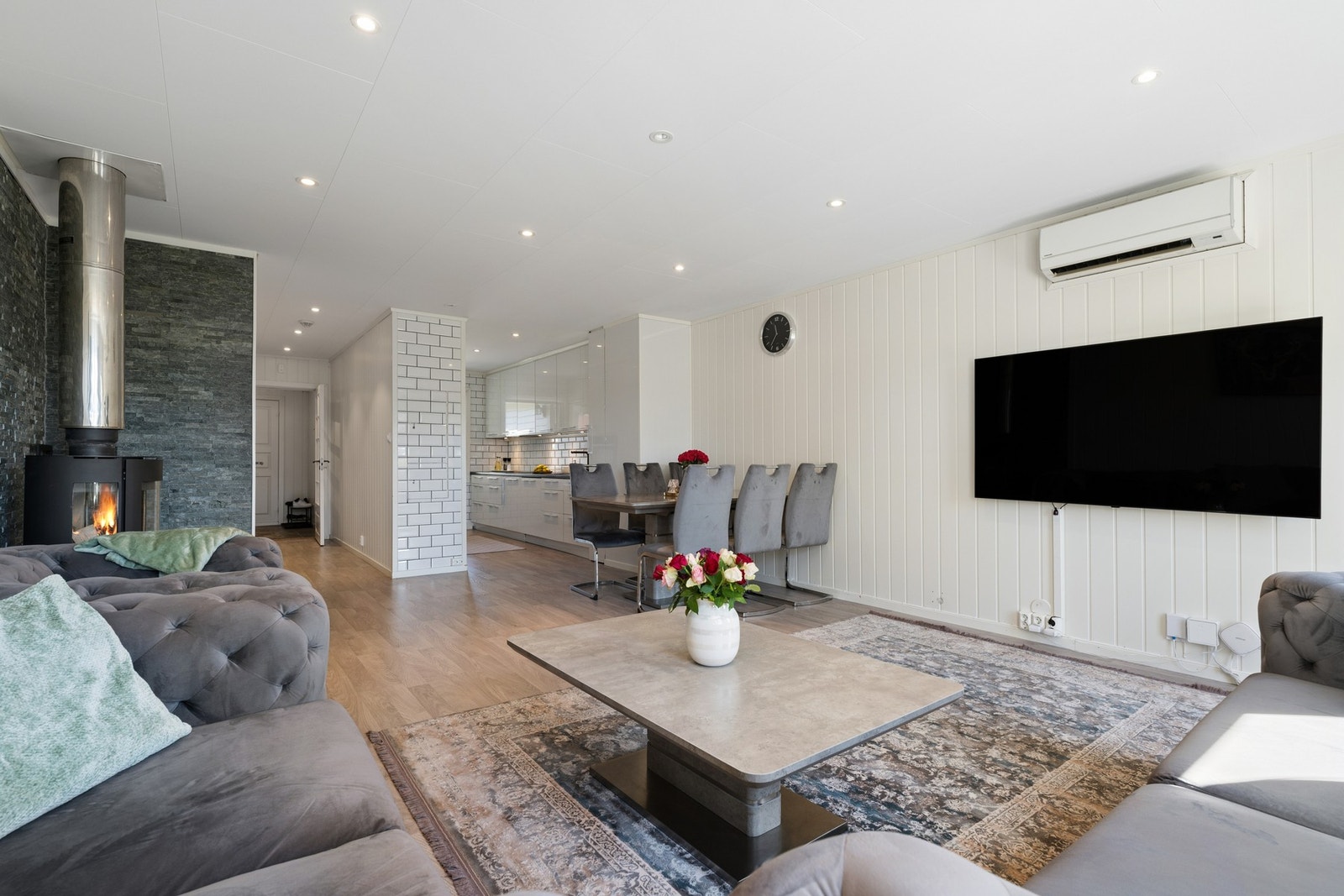 Stuen er lys og luftig. God plass til sofagruppe og annet møblement. Det er varmepumpe i stuen. Galleribilde
