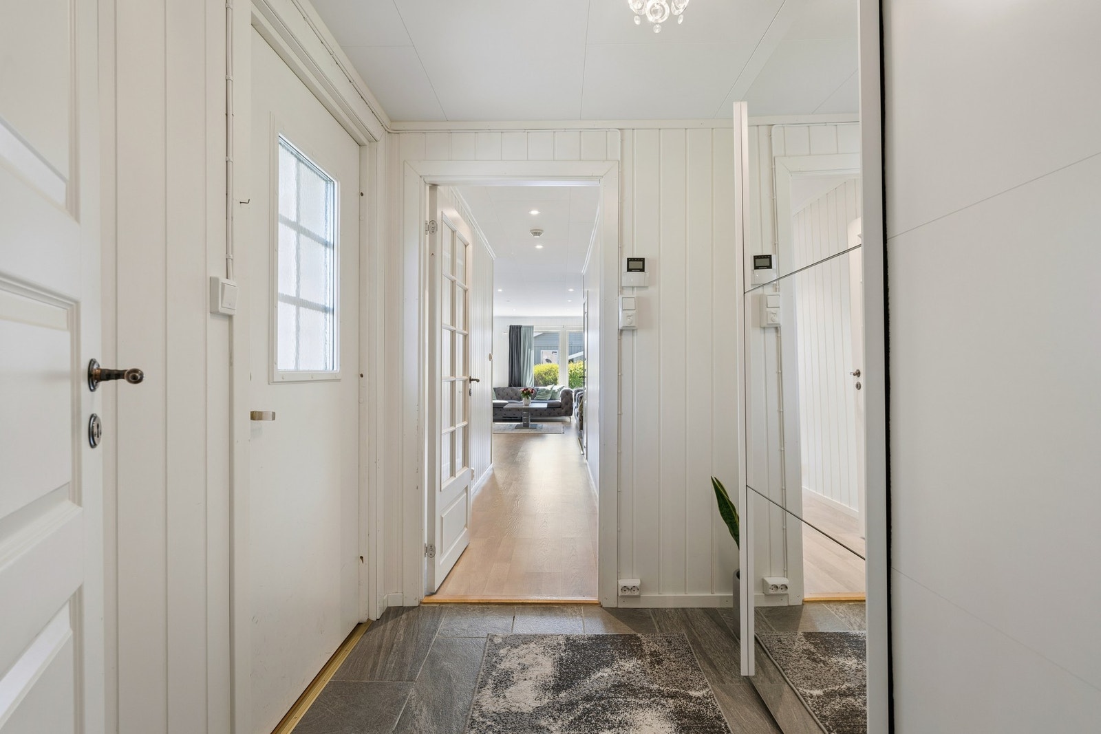 Velkommen inn - lys entré med fin plass til å hensette sko og yttertøy. Galleribilde