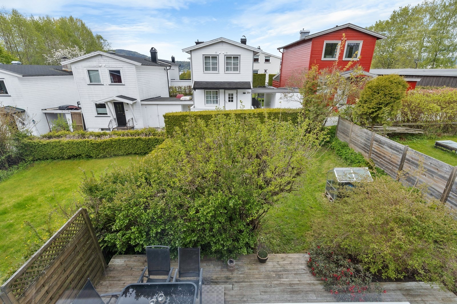 Fra boligen er det utsyn over den grønne hagen og nærområdet. Galleribilde