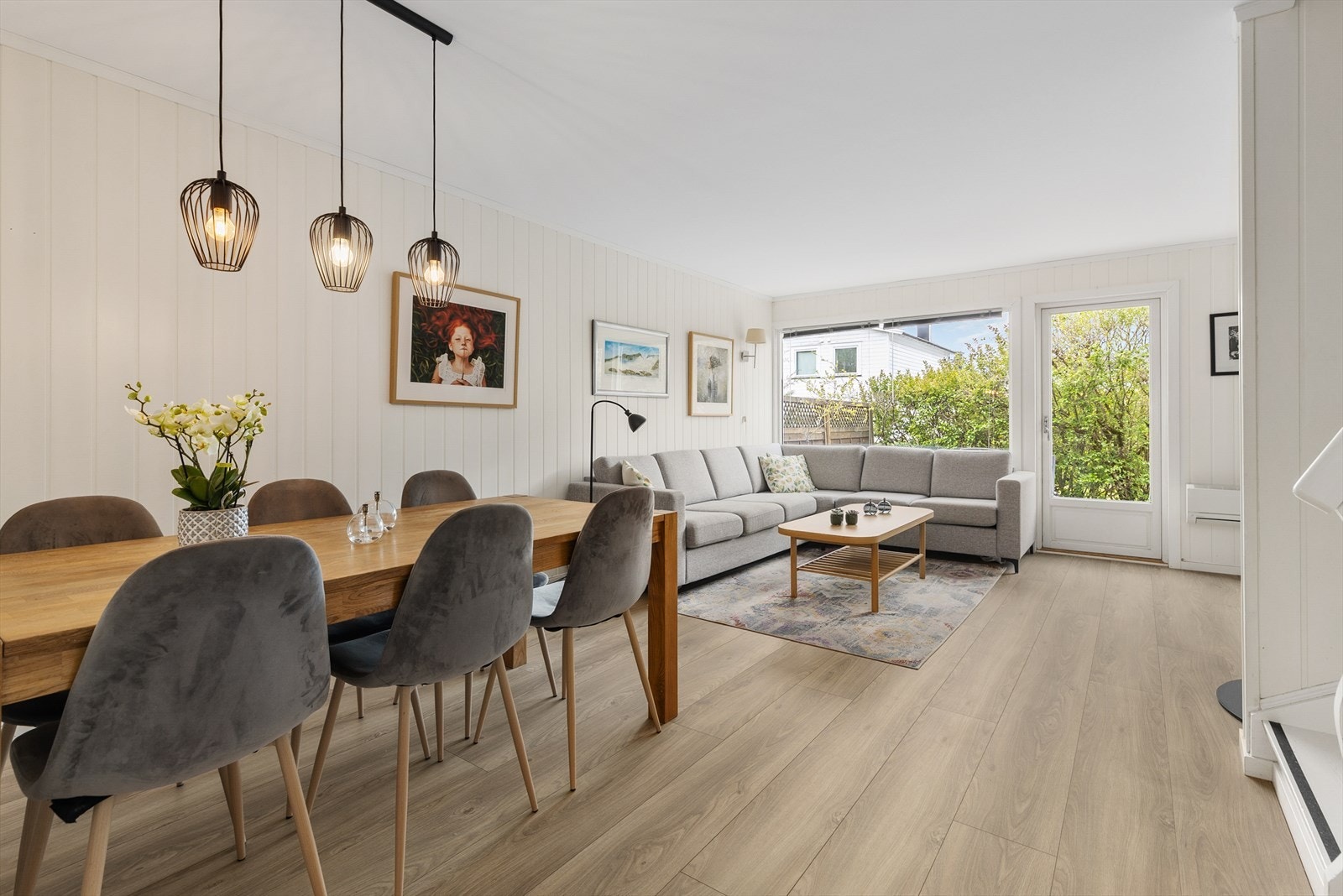 Fra spisestuedelen er det direkte utgang til den store terrasseplattingen og hagen. Galleribilde