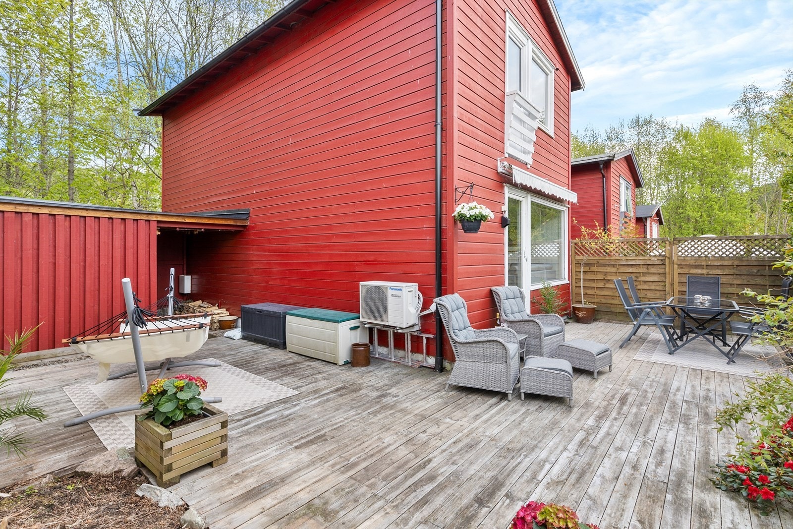 Den store uteplassen har direkte utgang fra stuen og god plass til loungegruppe og spisegruppe. Galleribilde