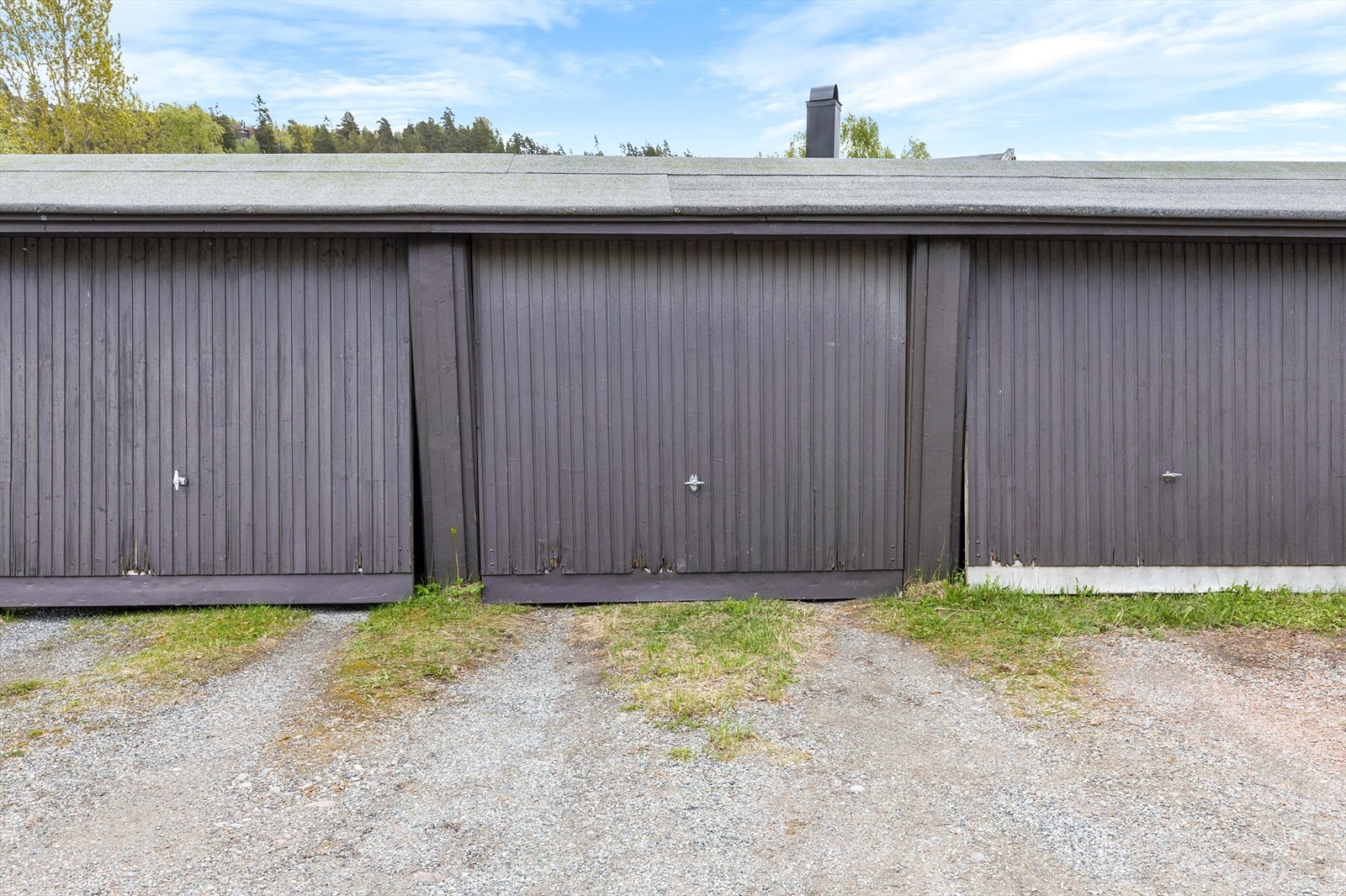 Det medfølger en garasjeplass i felles anlegg. Her er det montert elbil-lader. Galleribilde