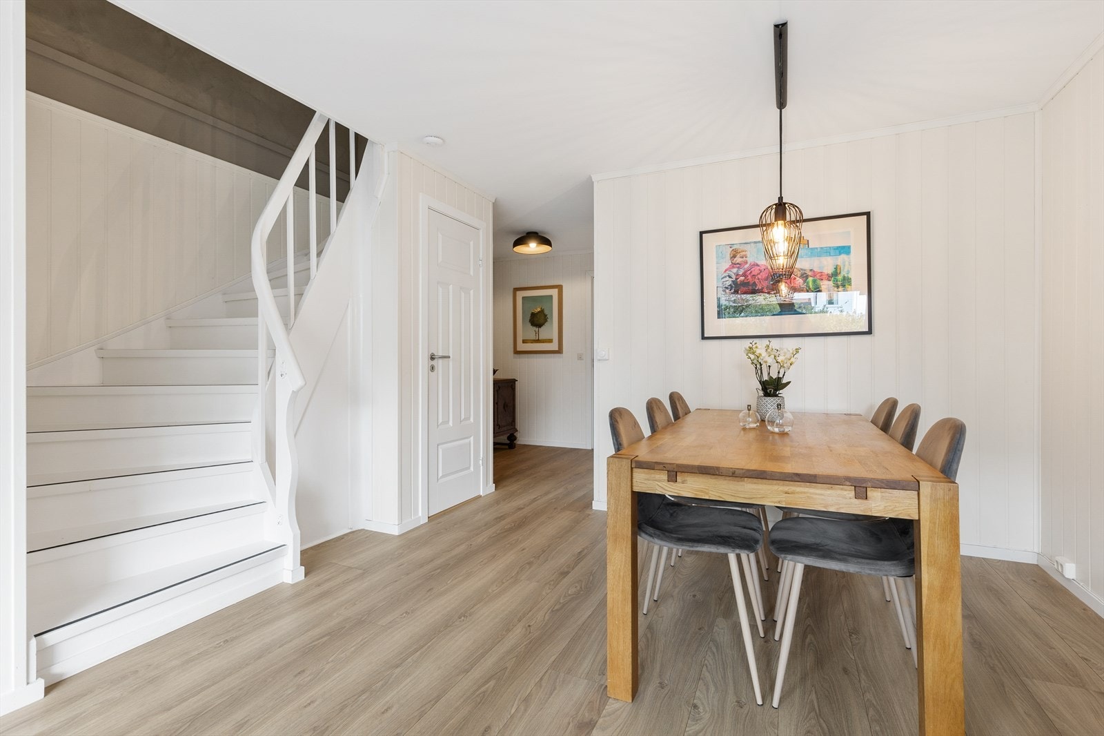Den malte tretrappen fører fra stue- og spisestueområdet opp til andre etasje. Galleribilde
