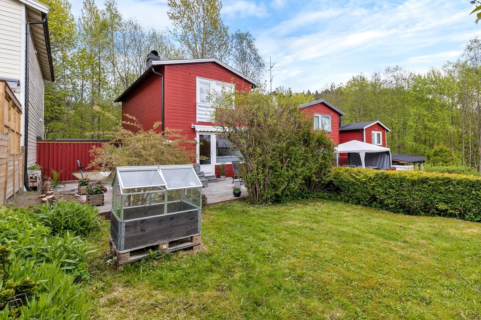 Kjedet enebolig over tre plan med stor terrasseplatting på rundt 50 m² og opparbeidet hage. Galleribilde