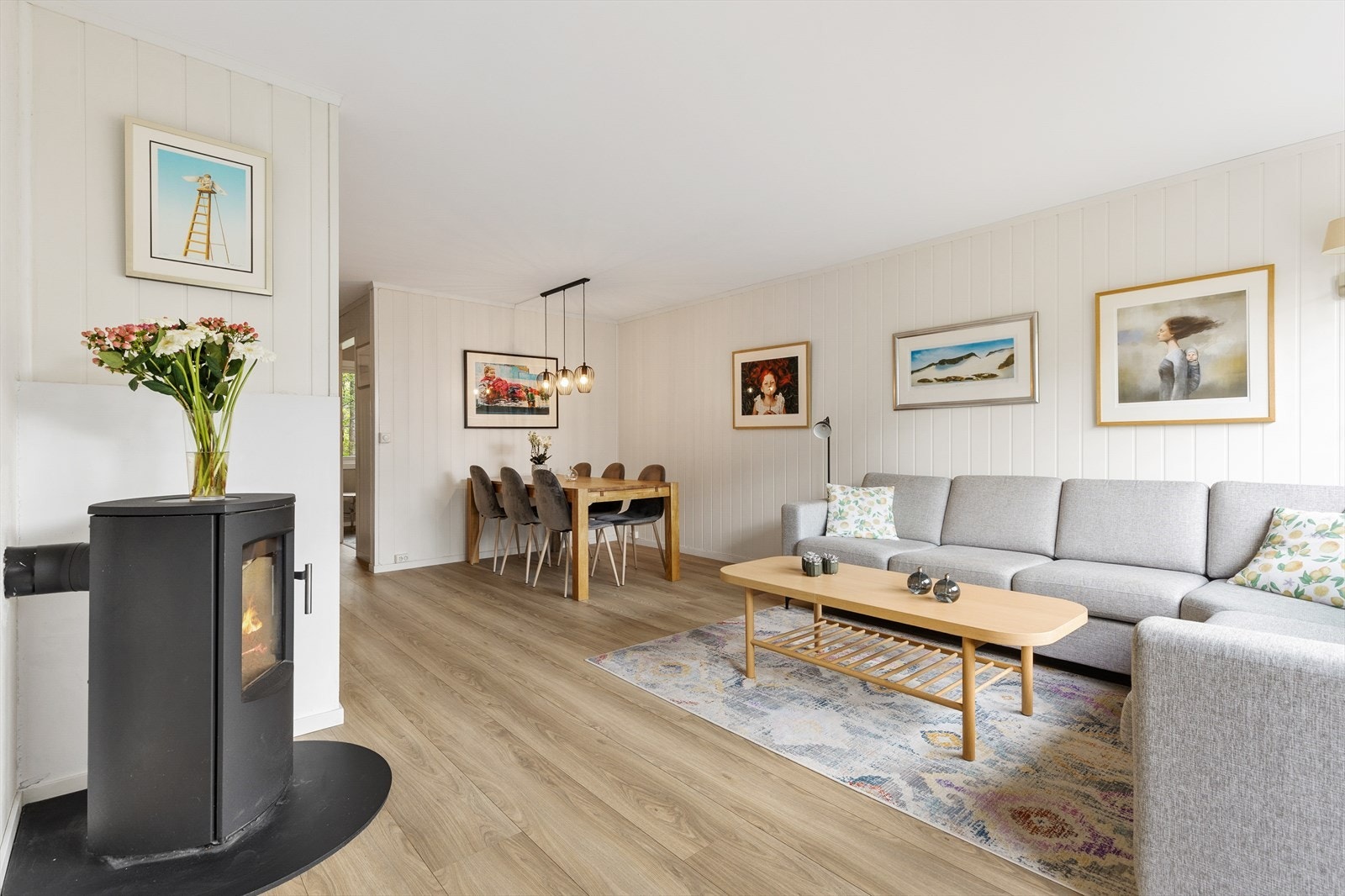 Stuen er utstyrt med en effektiv vedovn og har plass til både sofagruppe og spisebord. Galleribilde