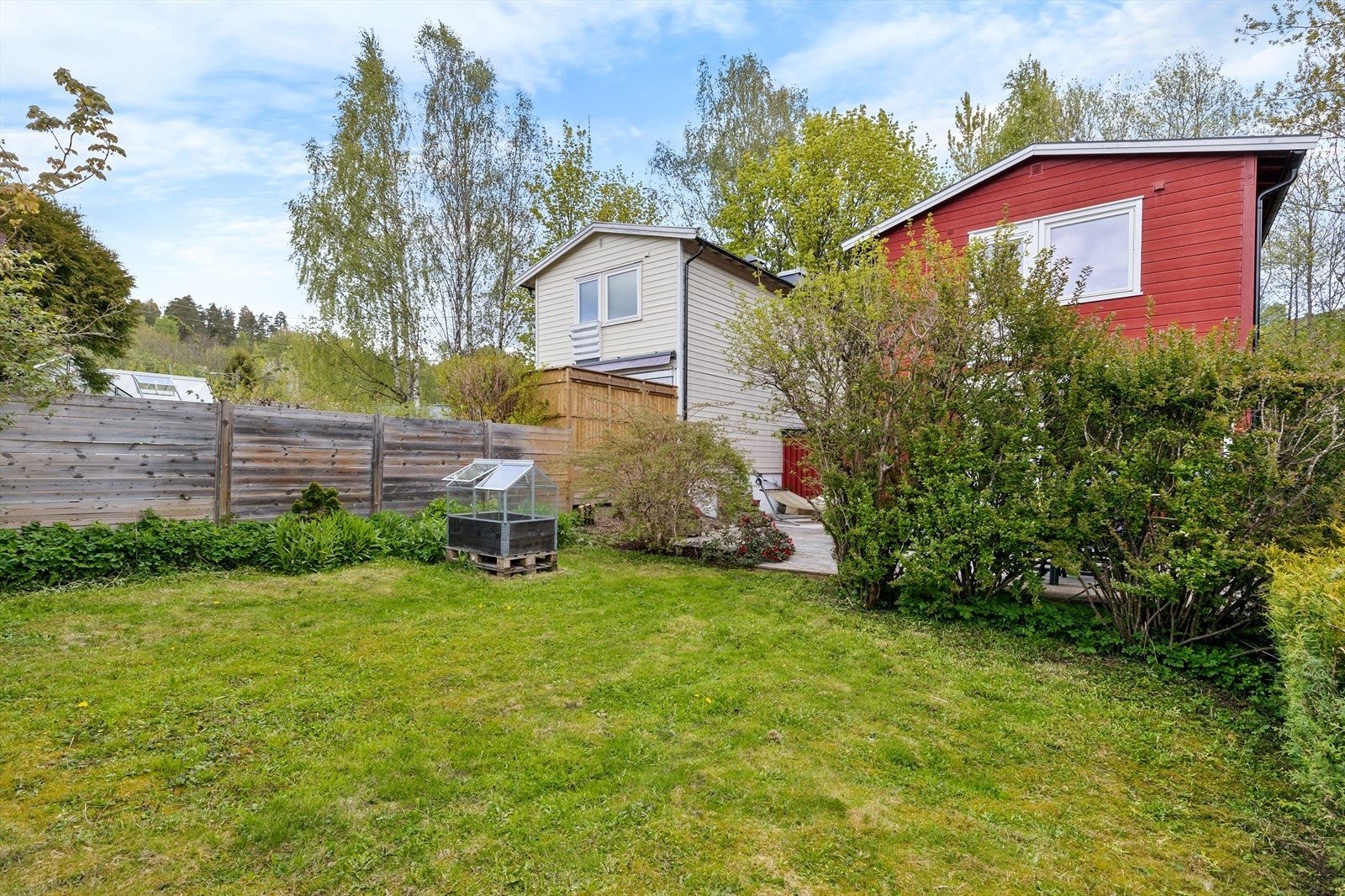 Hagen har en fin gressplen med plass til lek og aktiviteter. Galleribilde