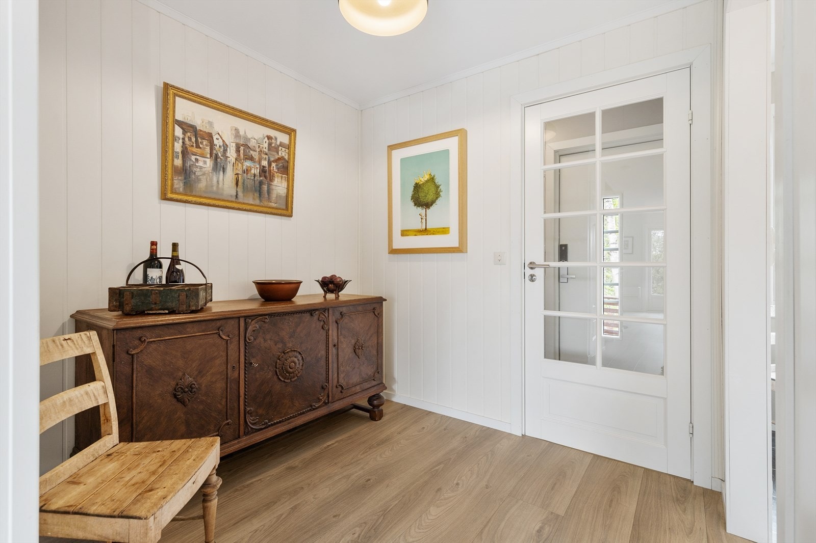 Gangen har laminatgulv og forbinder entréen med stuen og trappen til andre etasje. Galleribilde
