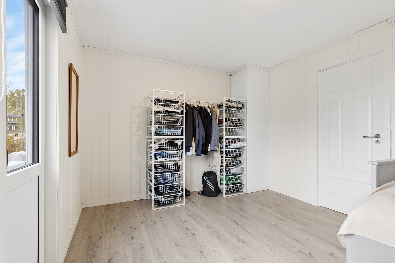 Rommet har god plass til garderobeløsninger. Galleribilde