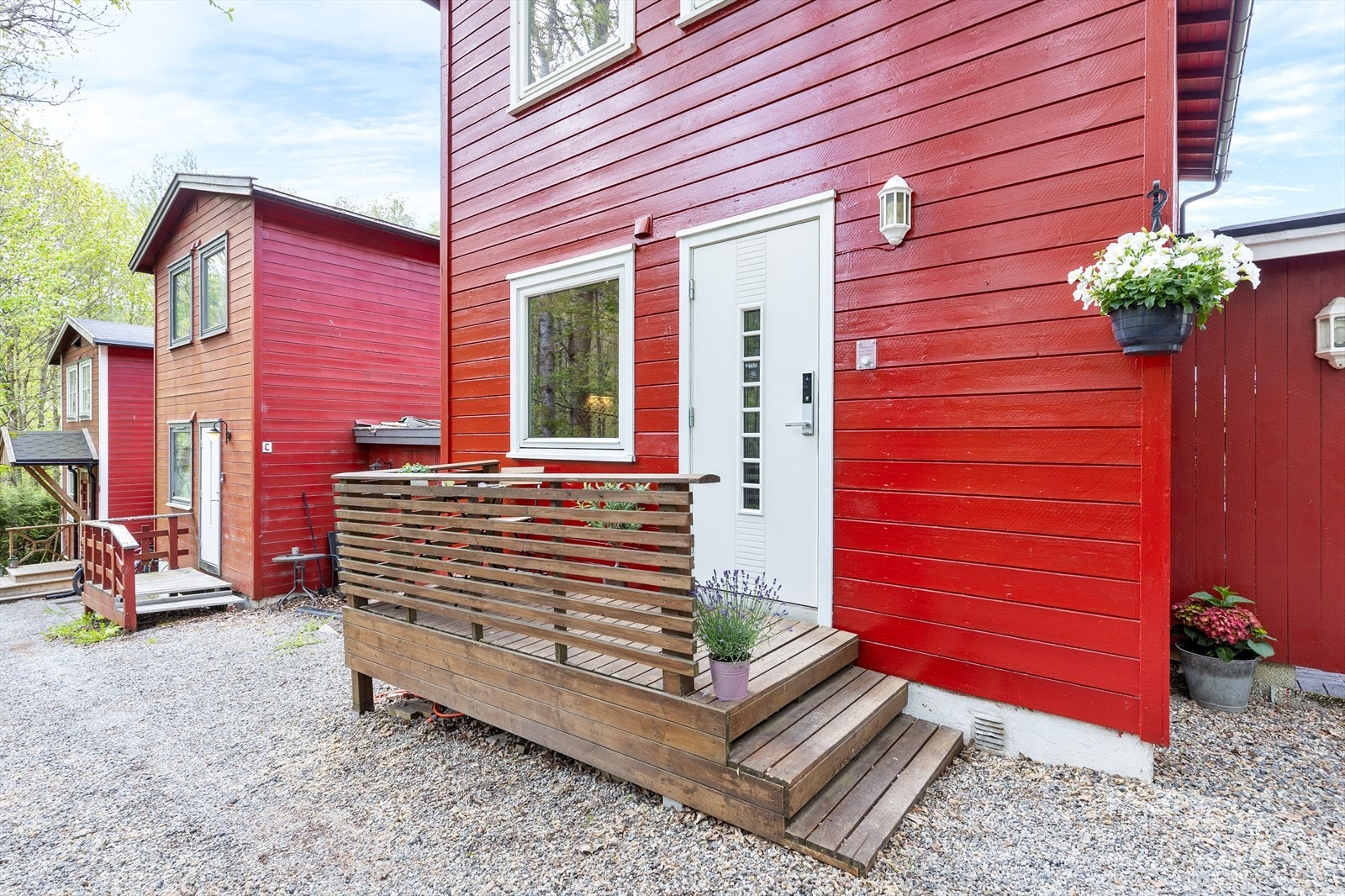 Adkomst til boligen via en trapp og repos ved inngangsdøren. Galleribilde