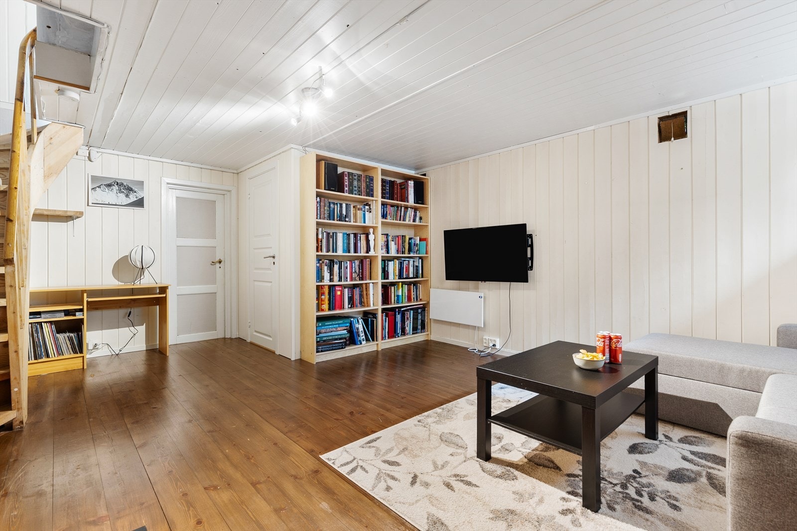 Den lakkerte tretrappen forbinder kjelleren med første etasje. Galleribilde