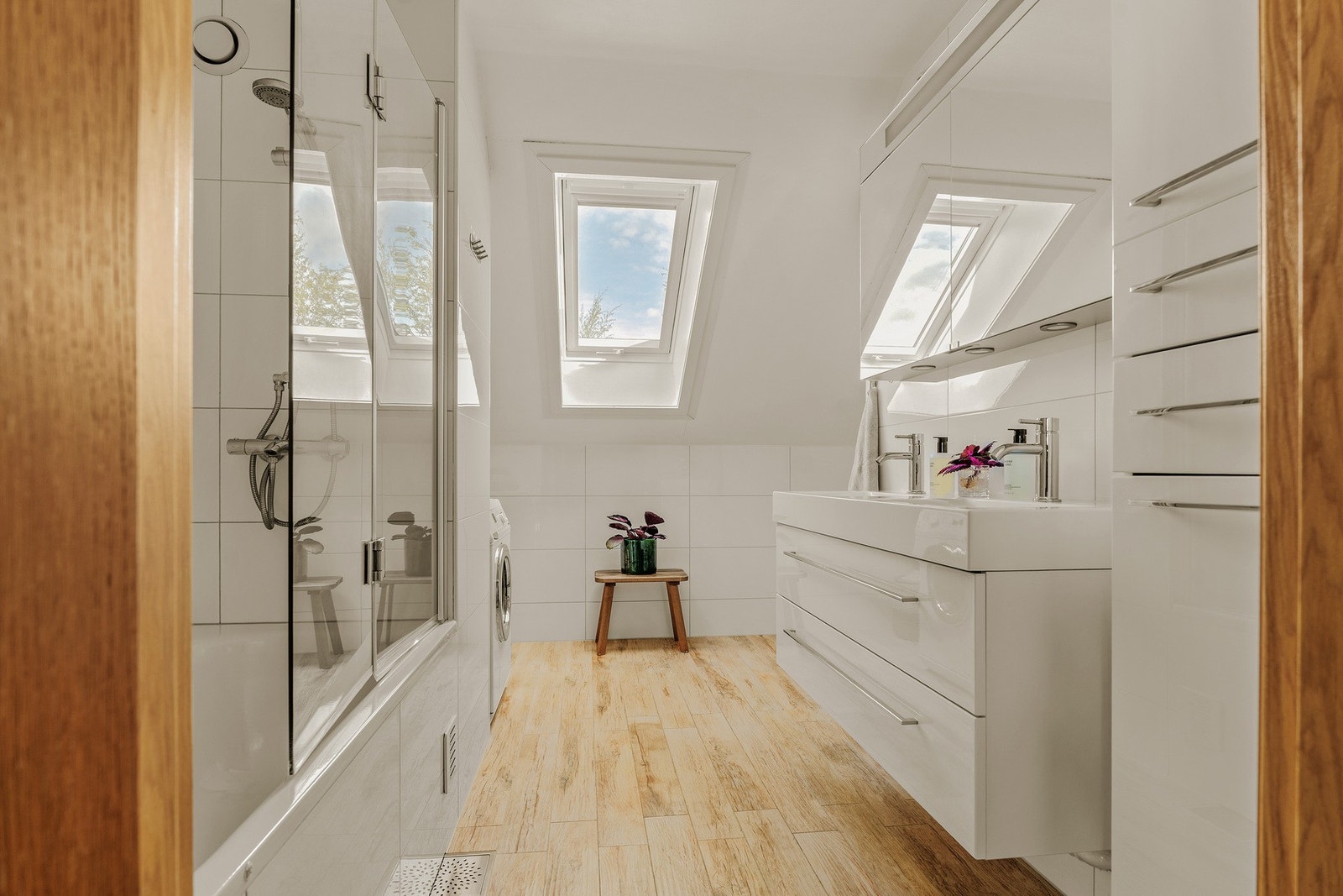 Baderommet finner du i hovedetasjen, og dette er stort og fint! Vindu på badet er også prikken over i-en. Galleribilde