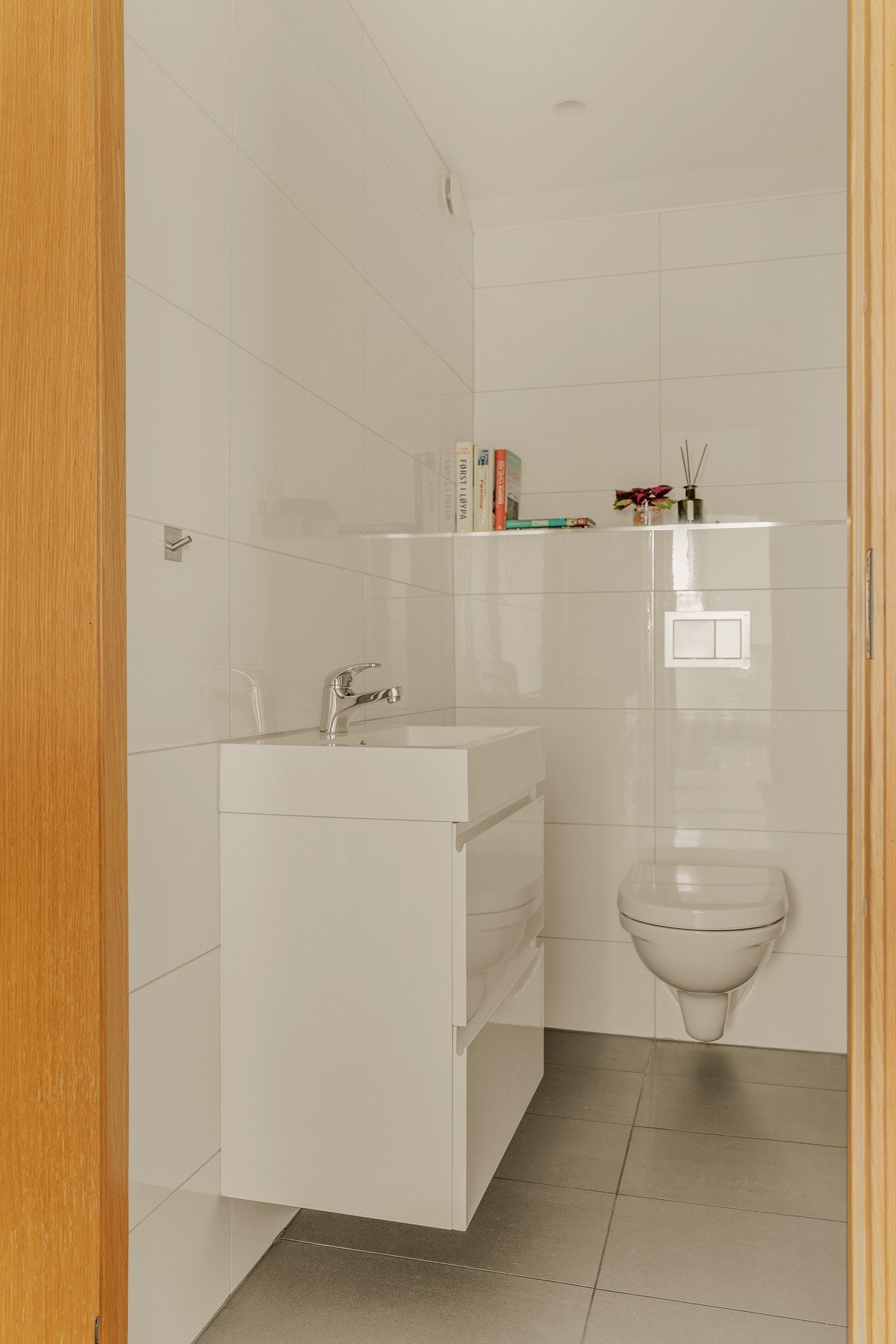 Det er også et eget toalett i tillegg til badet. Toalettrommet ble oppgradert i 2017. Galleribilde