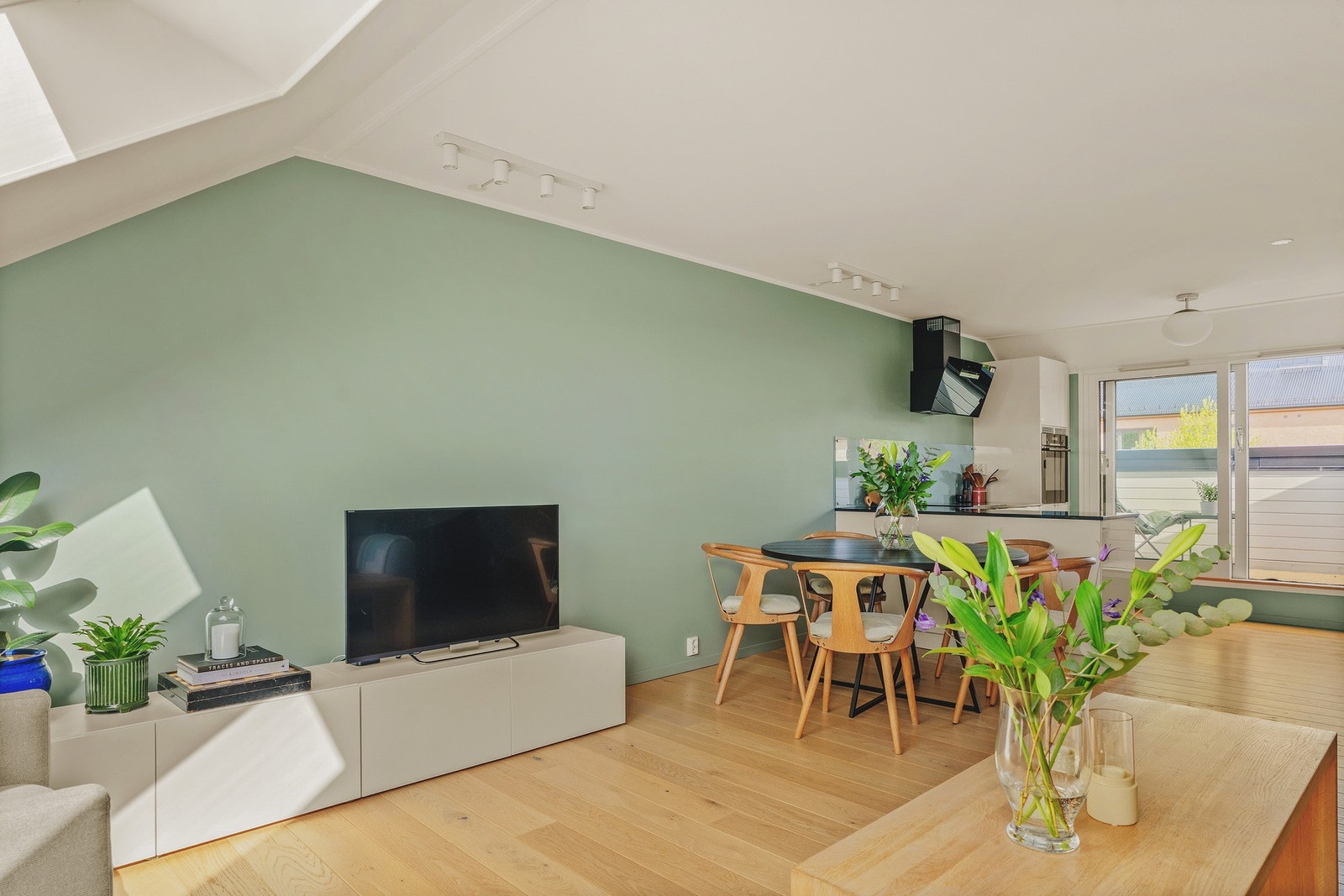 Sofaen og TV-en har sin naturlige plassering, samt plass til spisebord. Galleribilde