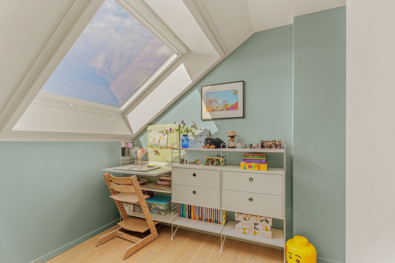 Her er det plass til både soving, lekser og leking. Galleribilde