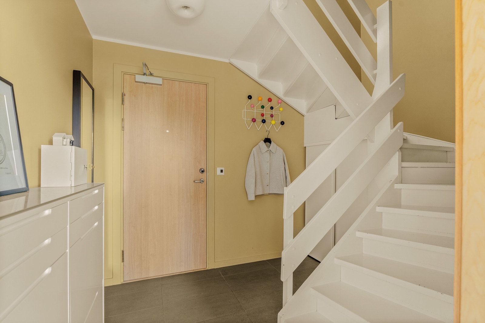 La oss ta turen ned. Dette er da selve entréen hvor du kommer inn. Det er også lagring i skyvedørsgarderoben under trappen. Galleribilde