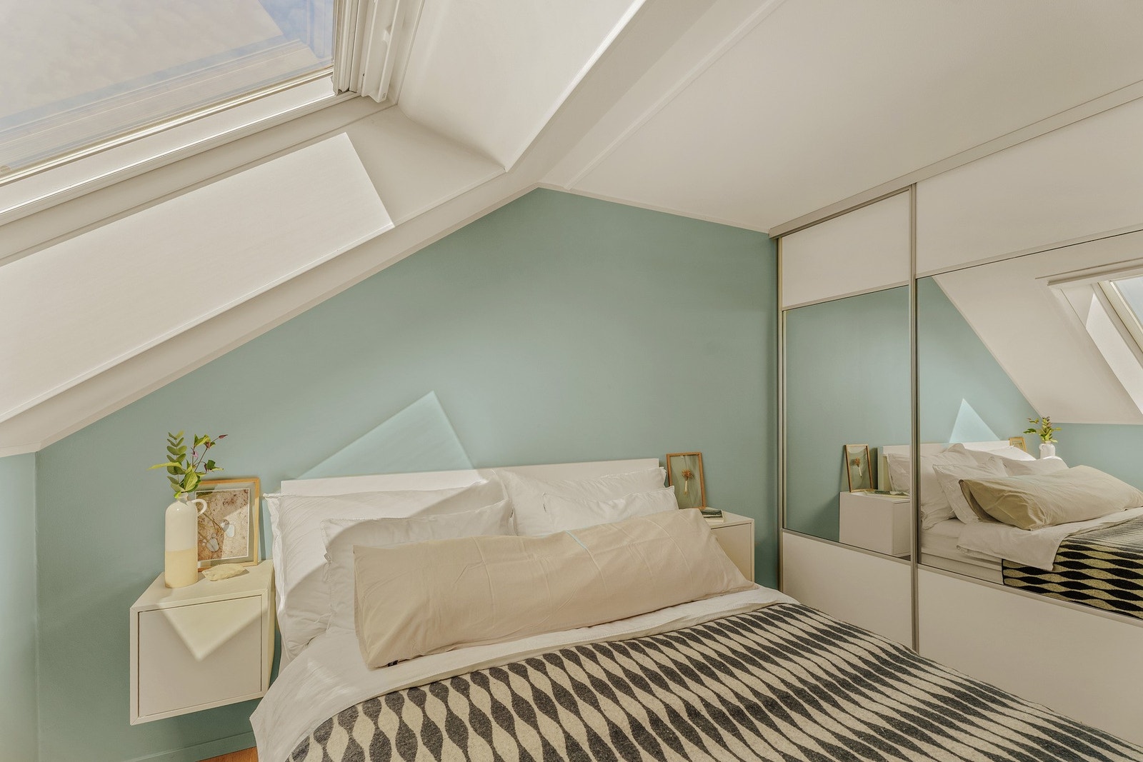 Det er både plass til dobbeltseng, nattbord og skyvedørsgarderobe, så her er du godt dekket med alt du trenger på et soverom. Galleribilde