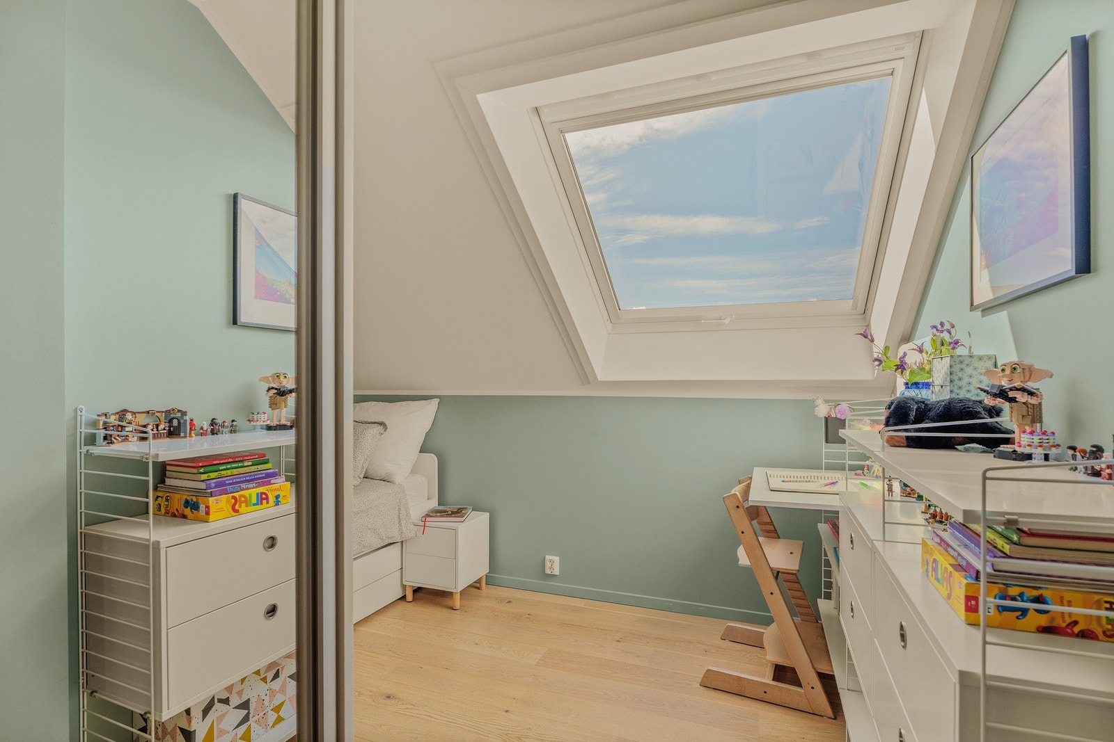 Det er også skyvedørsgarderobe for god lagring. Galleribilde