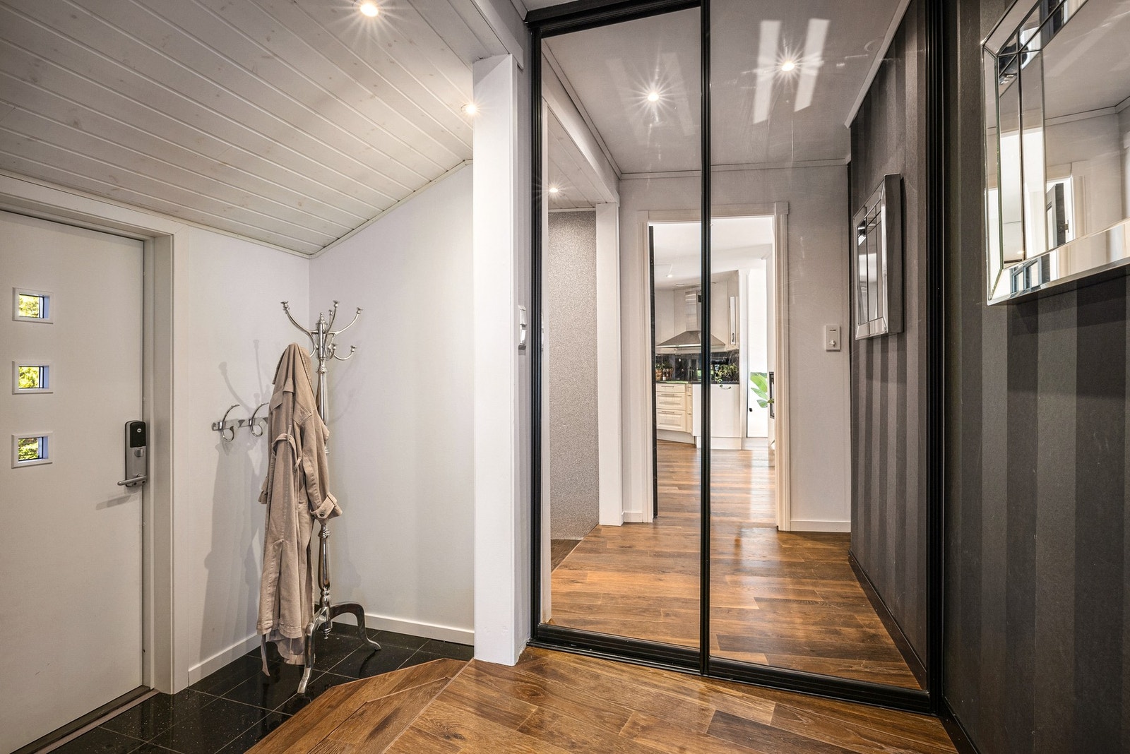 Innfelt garderobe som er fastmontert og medfølger - Spotter i tak og solide granittfliser og varmekabler i entre, deretter parkett. Galleribilde