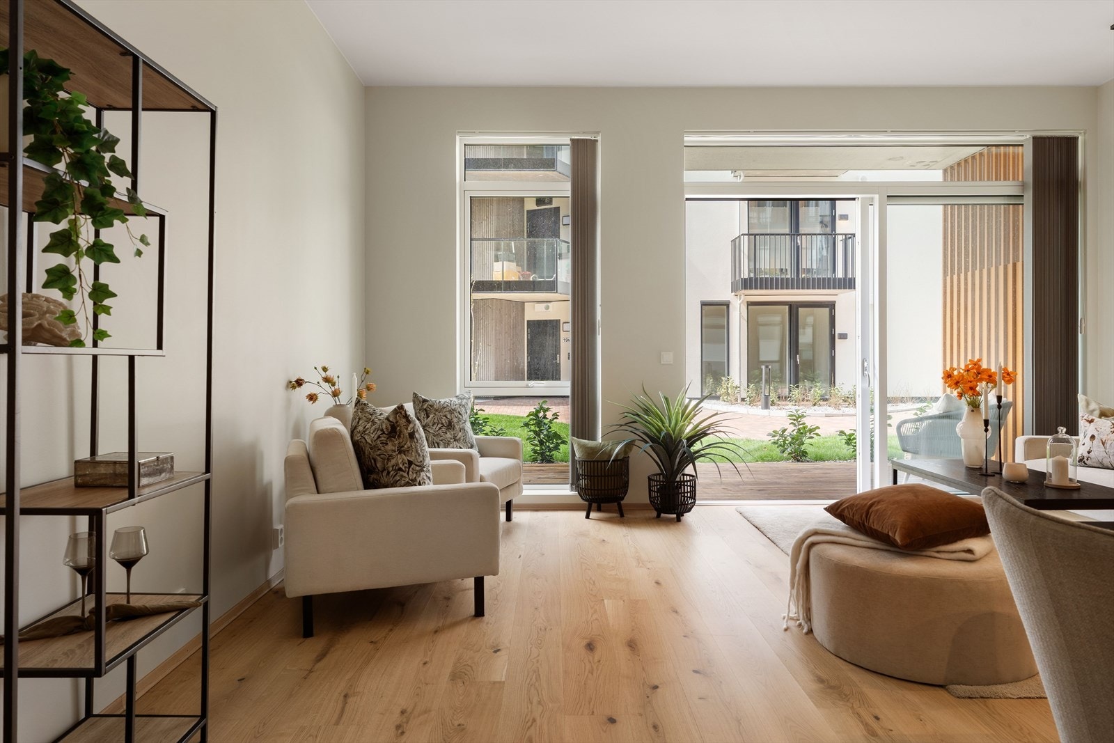 I stuen er det plass til både sofa/stoler og spisestue Galleribilde