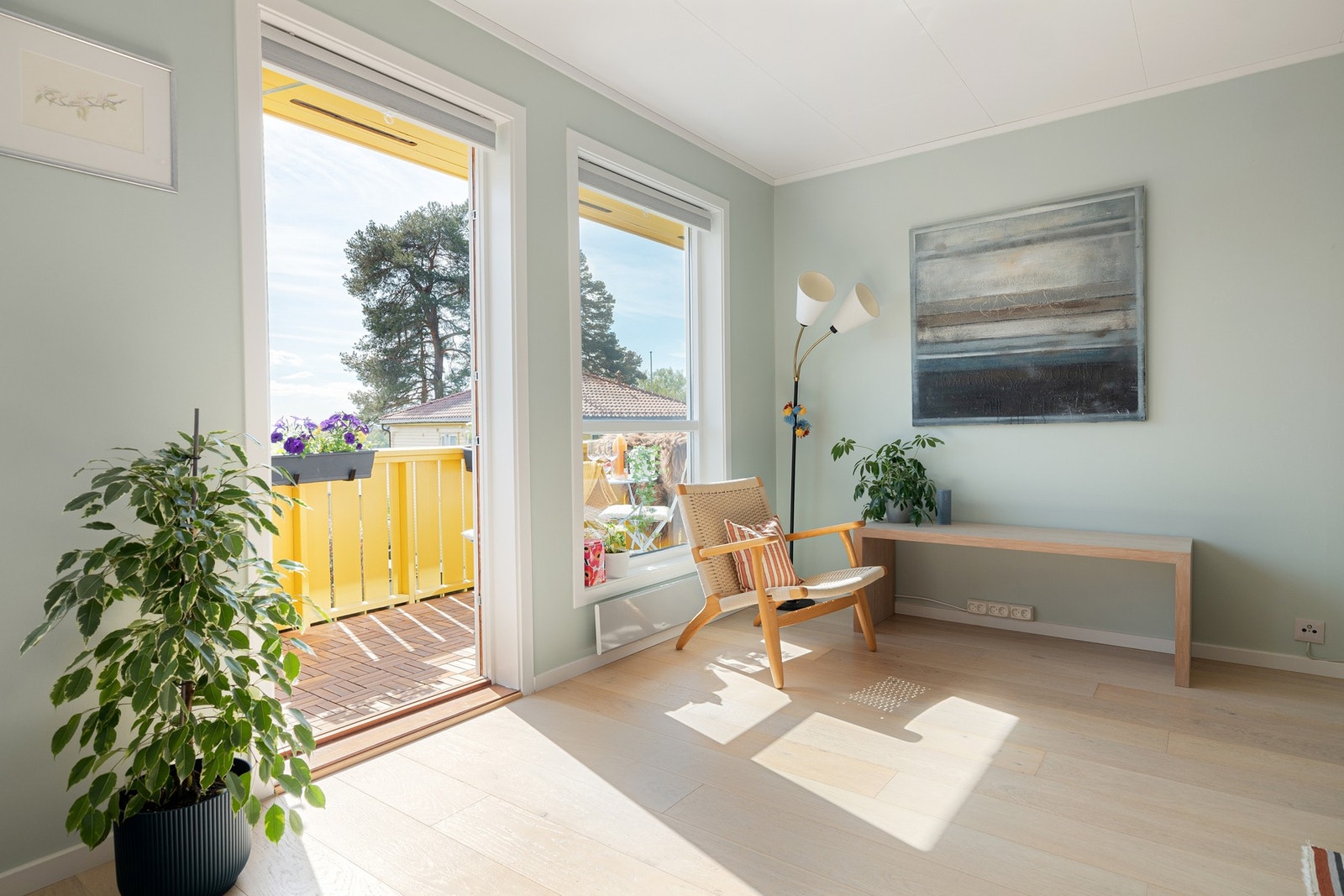 Pent oppgraderte overflater med parkettgulv lagt i entré, stue/kjøkken og begge soverom i 2017. Galleribilde