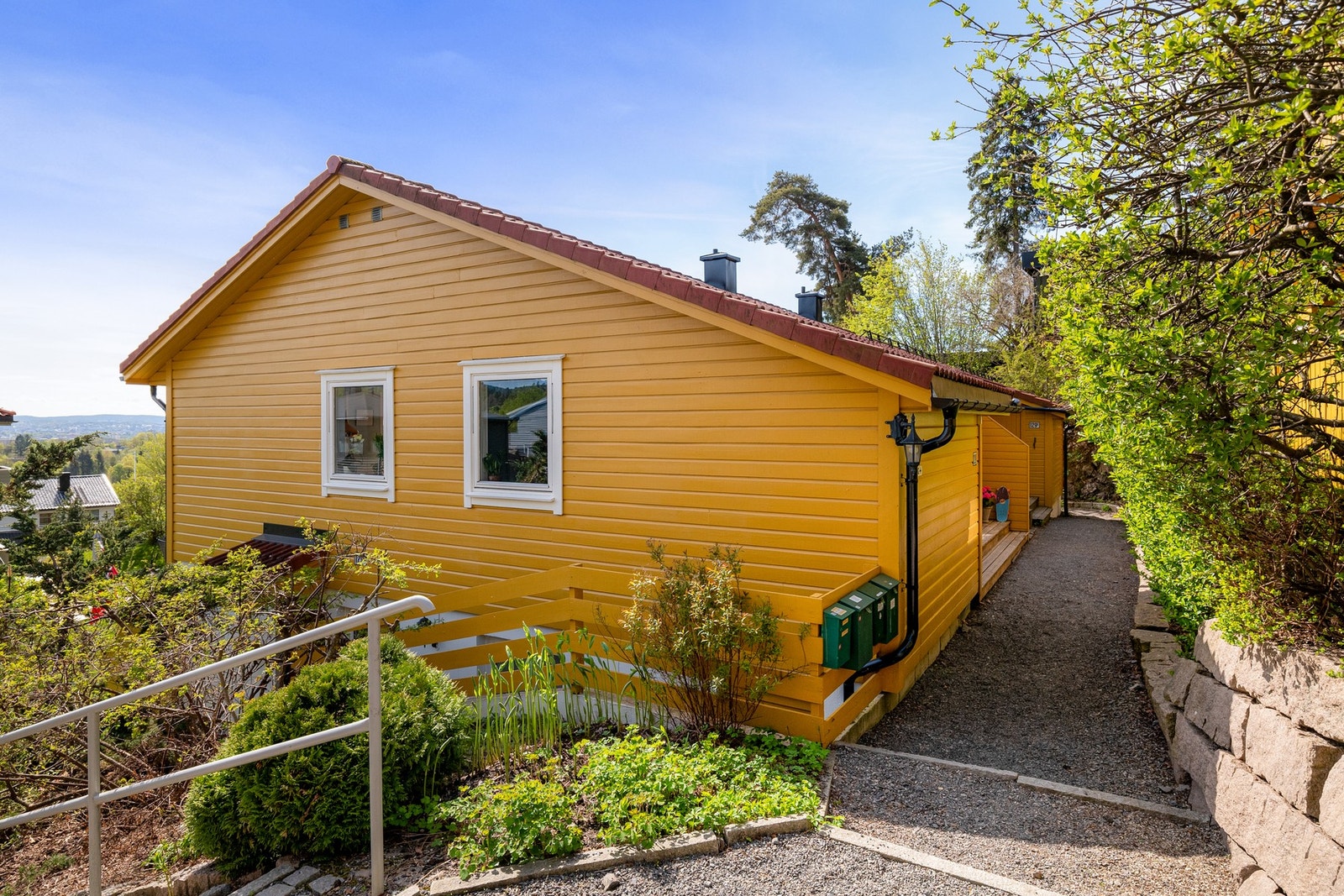 Eierne av leiligheten har ansvar for vedlikehold og beplantning av dette bedet. Galleribilde