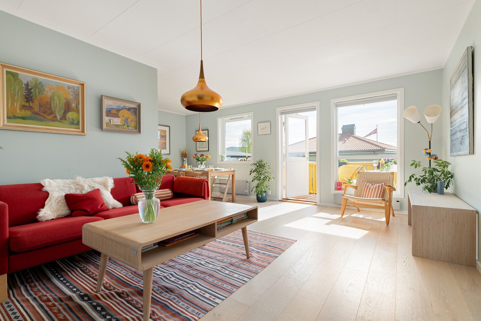 Lys og hyggelig oppholdsrom med god romfølelse og fin møbleringsfrihet. Galleribilde