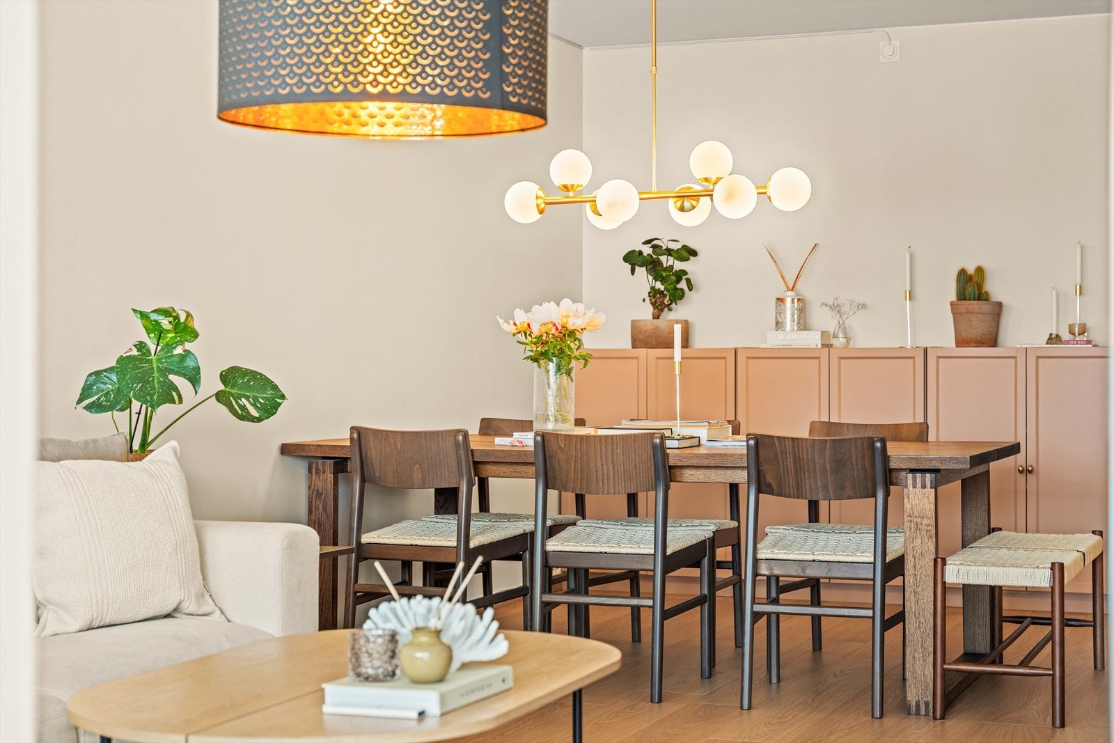Det er plass til et stort spisebord med plass til familie og venner. Galleribilde