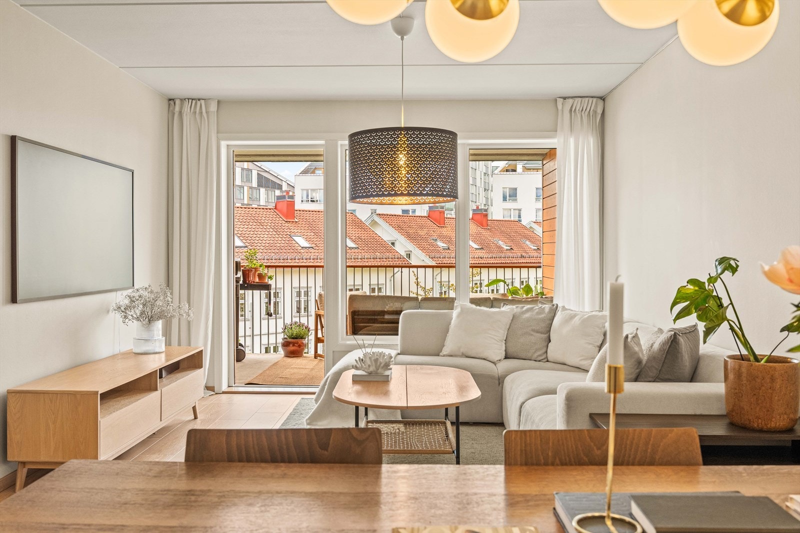 Det er lekkert 1-stavs laminat på gulvet, og malte veggflater. Galleribilde