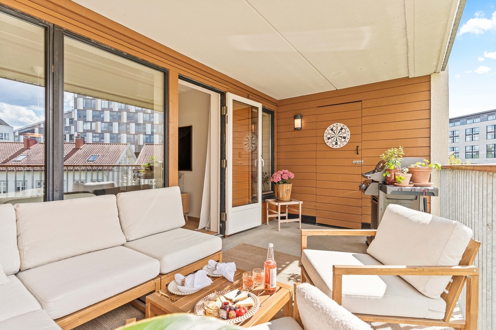 Her har du god plass til å innrede med sittemøbler, grill og uteplanter. Galleribilde