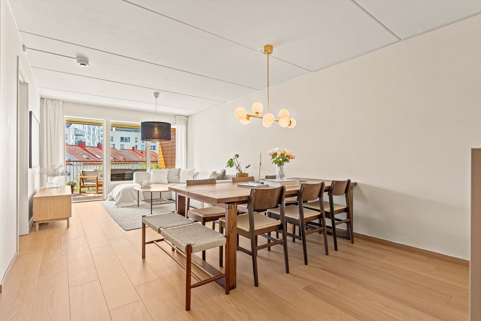 Velkommen inn! Leiligheten har en romslig stue med gode møbleringsmuligheter. Galleribilde